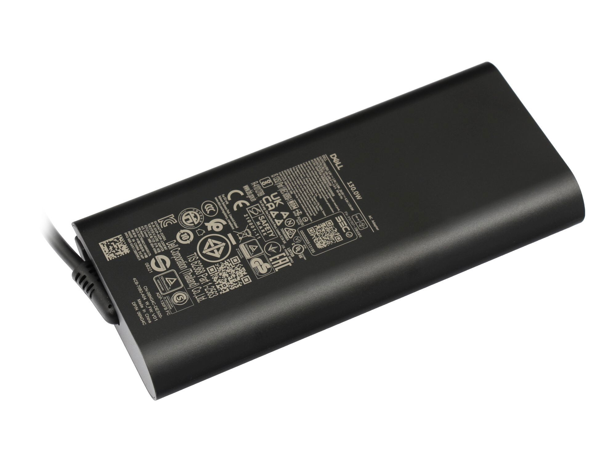 Ein schwarzes Dell 130W-Netzteil liegt auf einer weißen Oberfläche. Es hat Etiketten mit Text und Logos sowie ein Netzkabel.