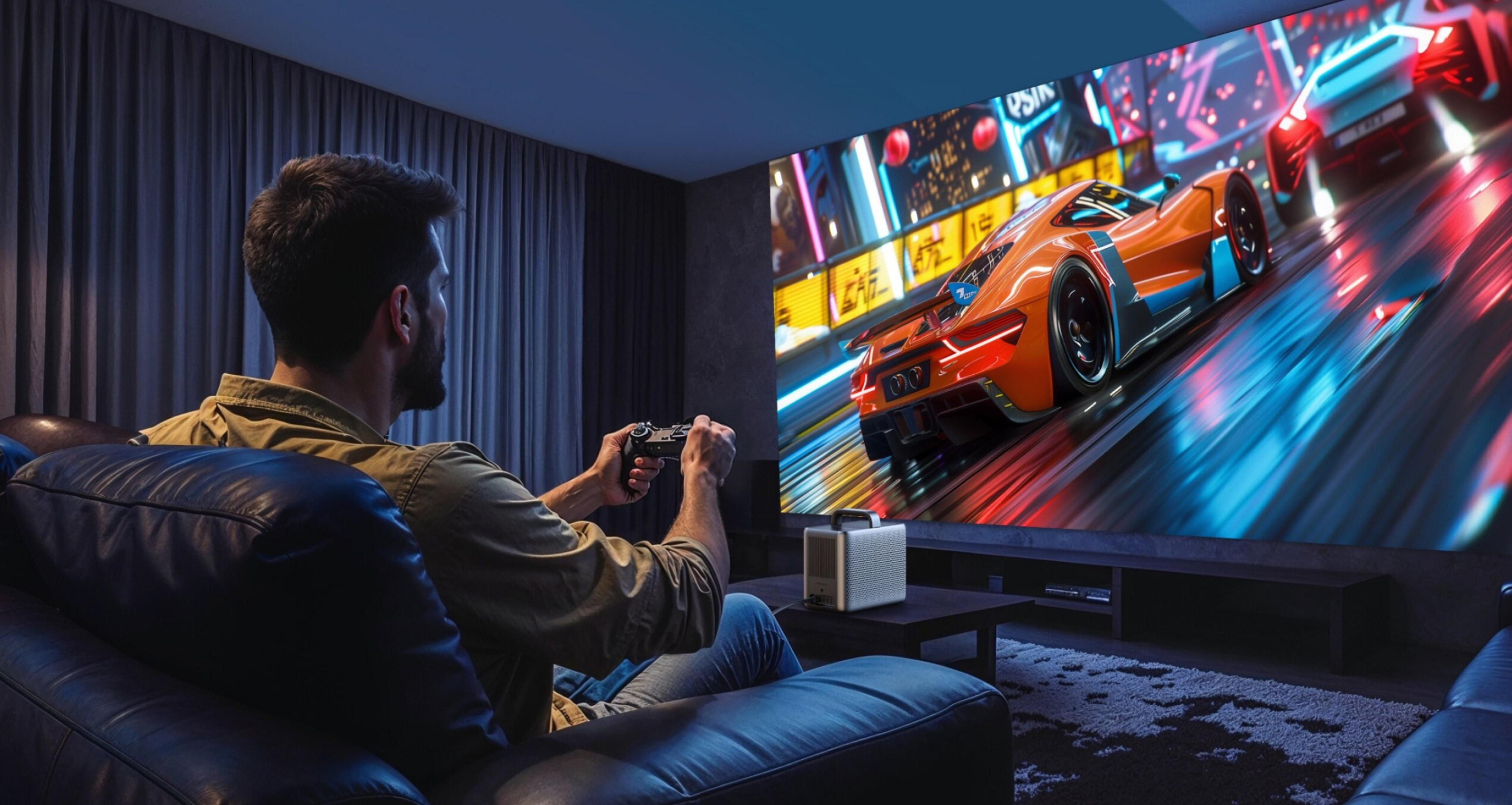 Mężczyzna gra w grę wyścigową na dużym ekranie. Pomarańczowe samochody wyścigowe na ekranie.