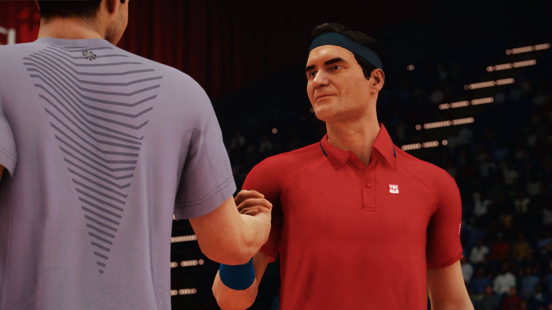 Due uomini si stringono la mano su un campo da tennis. Uno indossa il rosso, l'altro il grigio. Pubblico sfocato sullo sfondo.
