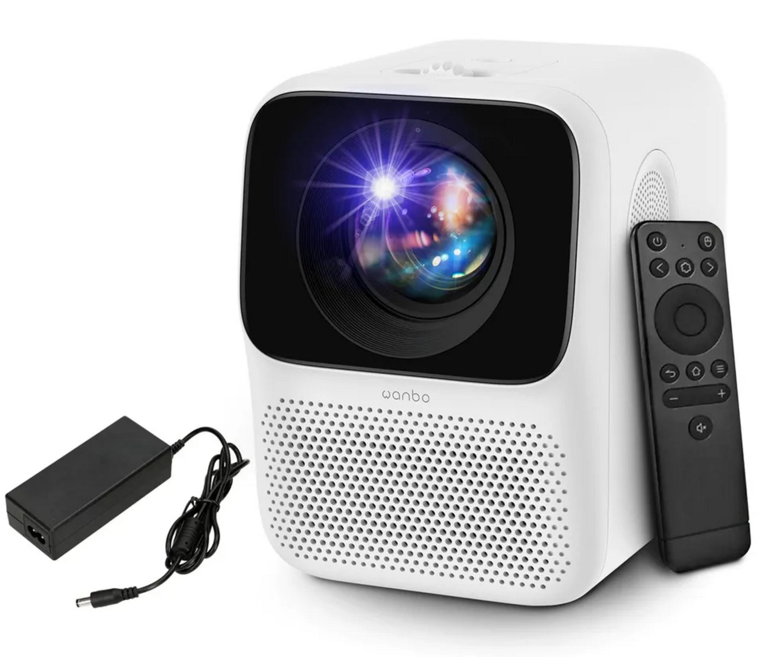 Proyector Wanbo blanco con mando a distancia y adaptador de corriente negros. Tiene lente y orificios.