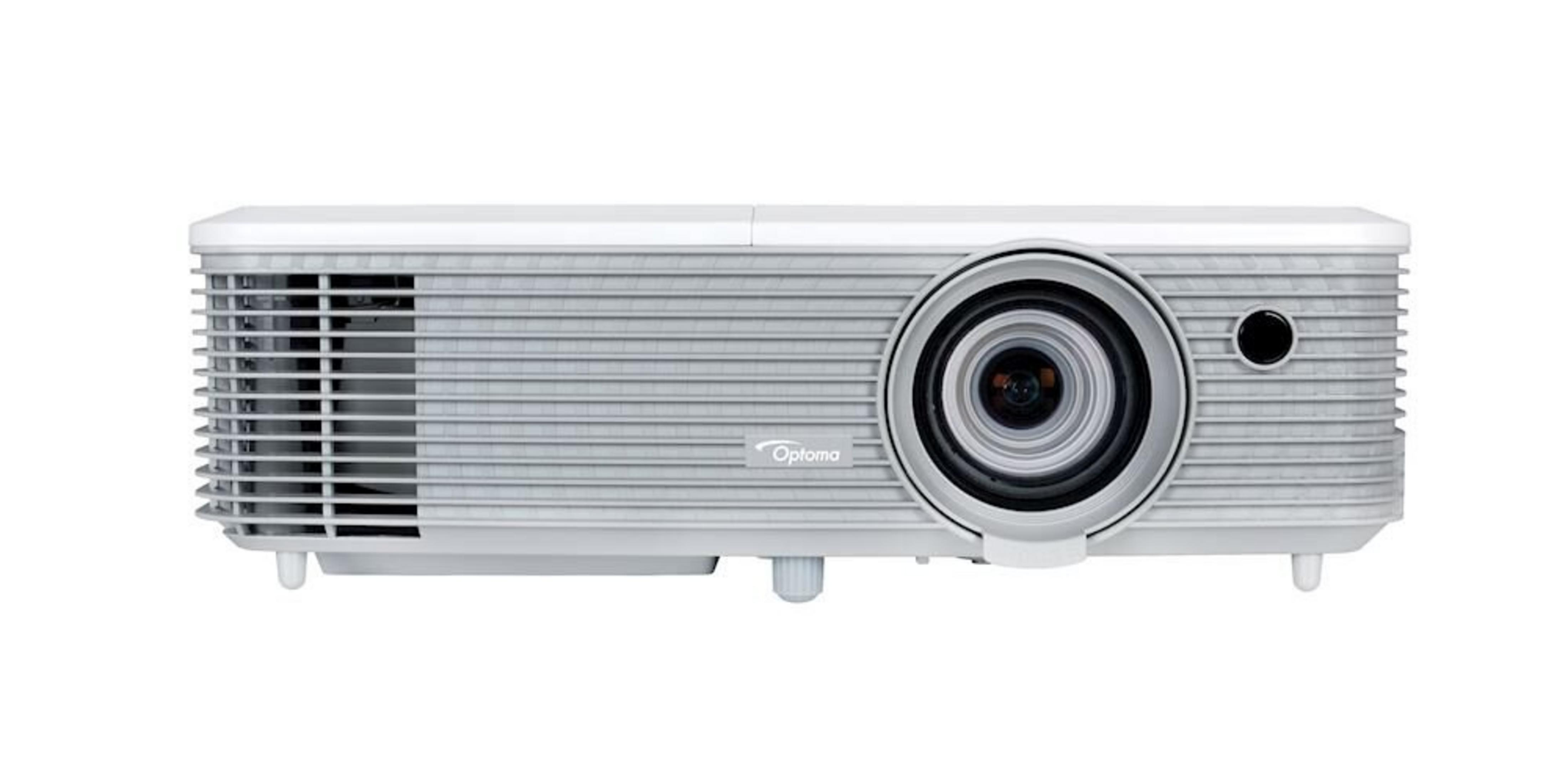 Un proyector Optoma blanco y gris, vista frontal. Tiene una lente, ventilaciones y un botón de encendido. Sobre fondo blanco.