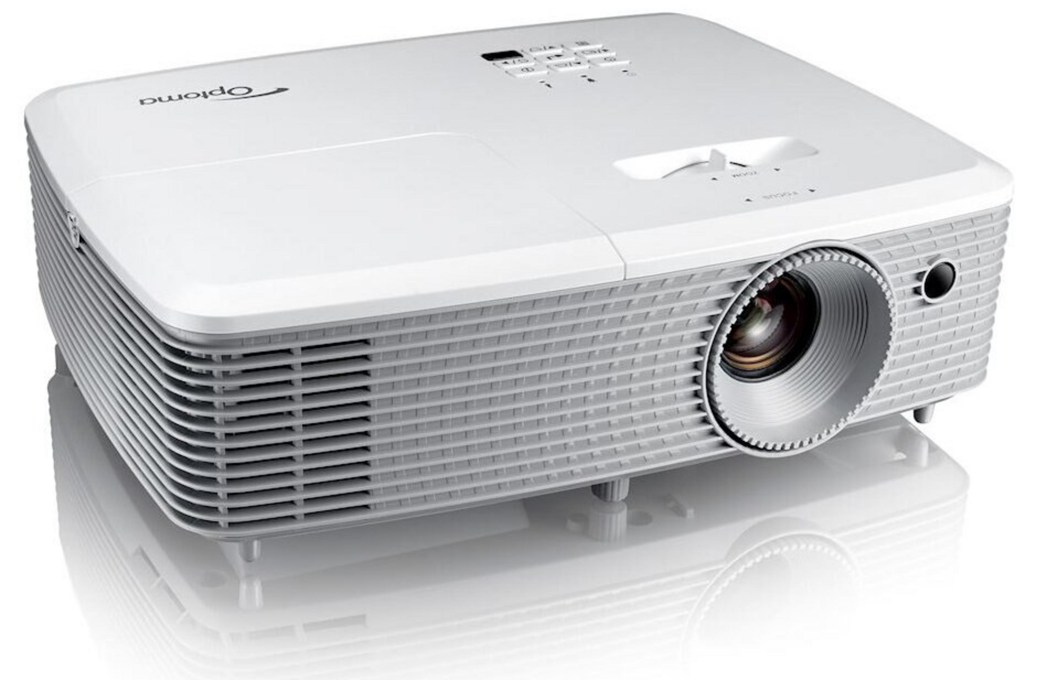 Un proyector Optoma blanco sobre una superficie blanca, con lente plateada y rejilla de ventilación. La superficie refleja el proyector.