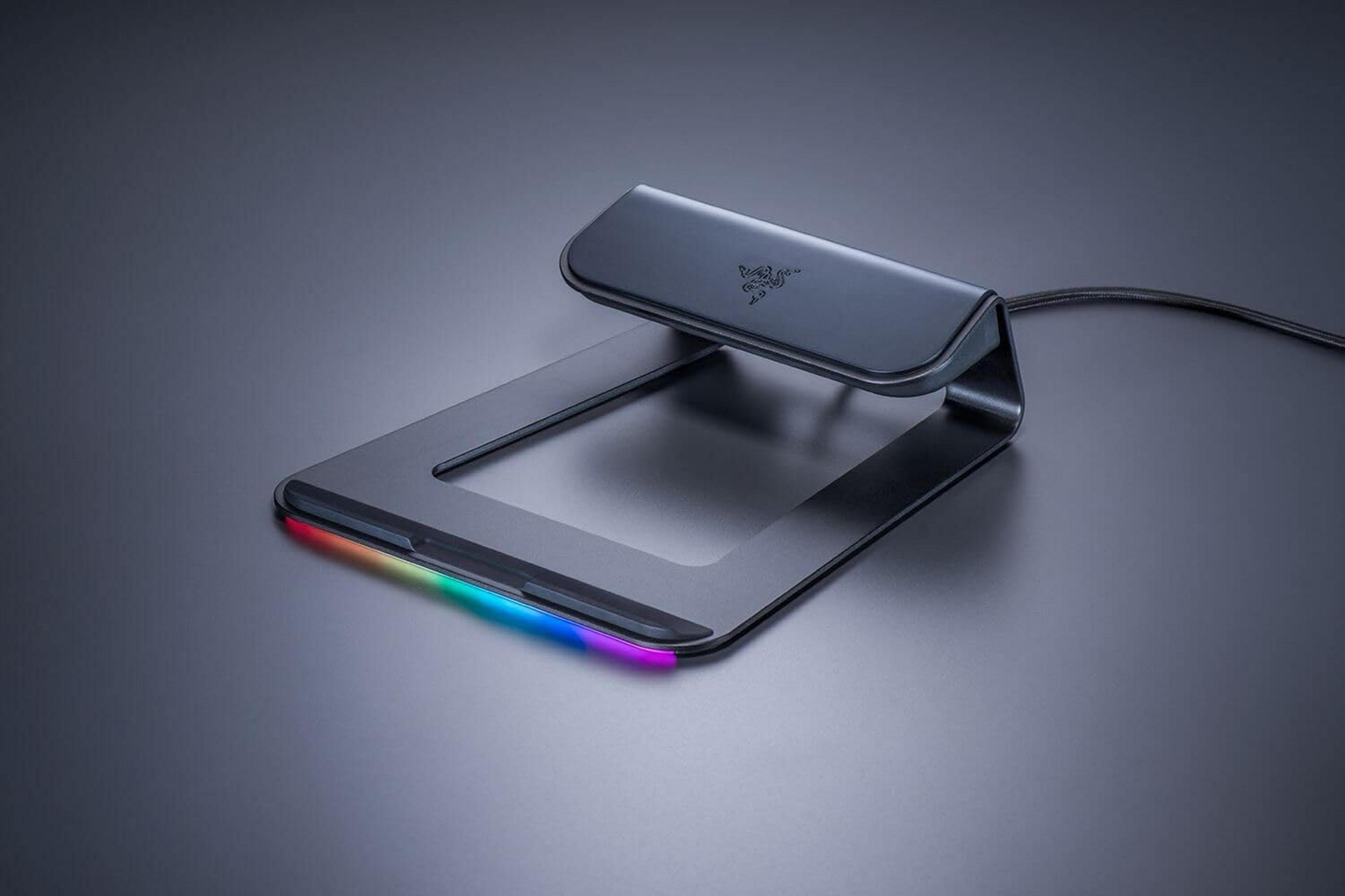 Czarna stacja ładująca mysz Razer. Posiada oświetlenie RGB u podstawy. Logo Razer jest widoczne na górze.