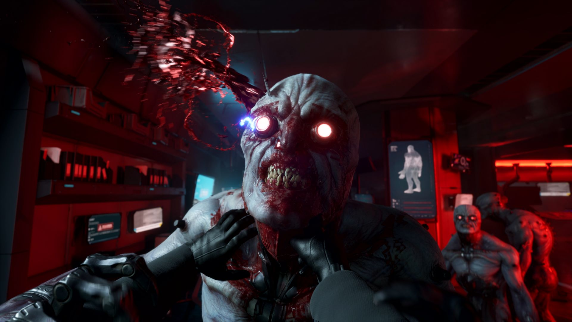 Zbliżenie zombie z świecącymi oczami i krwią. Scena jest podświetlona na czerwono z innymi zombie w tle. Ktoś trzyma zombie.