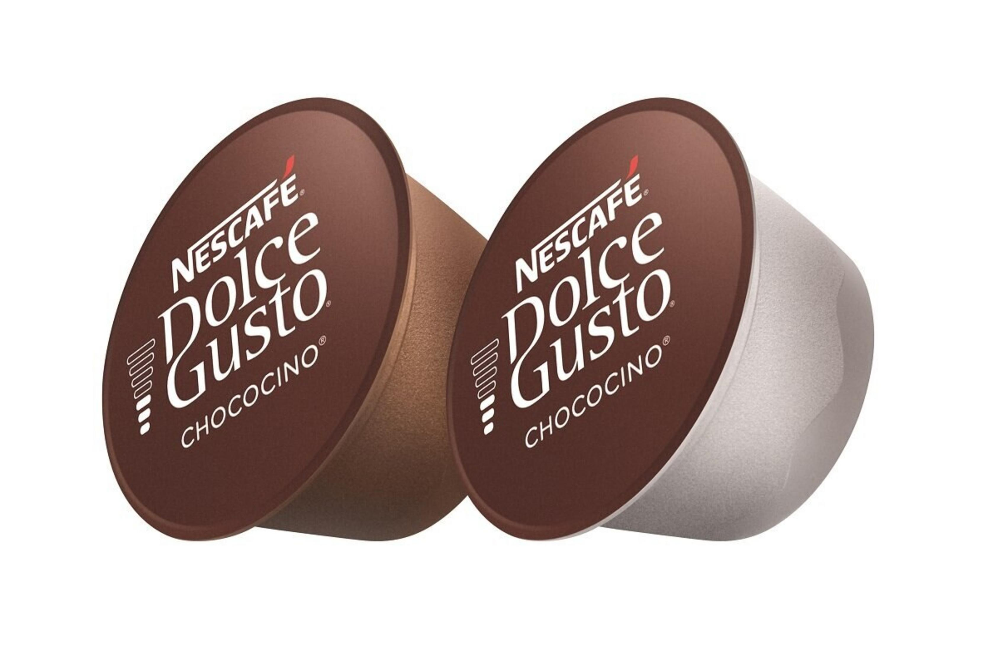 Zwei Dolce Gusto Chococino Kaffeepads auf weißem Hintergrund. Einer ist braun, der andere hellgrau.