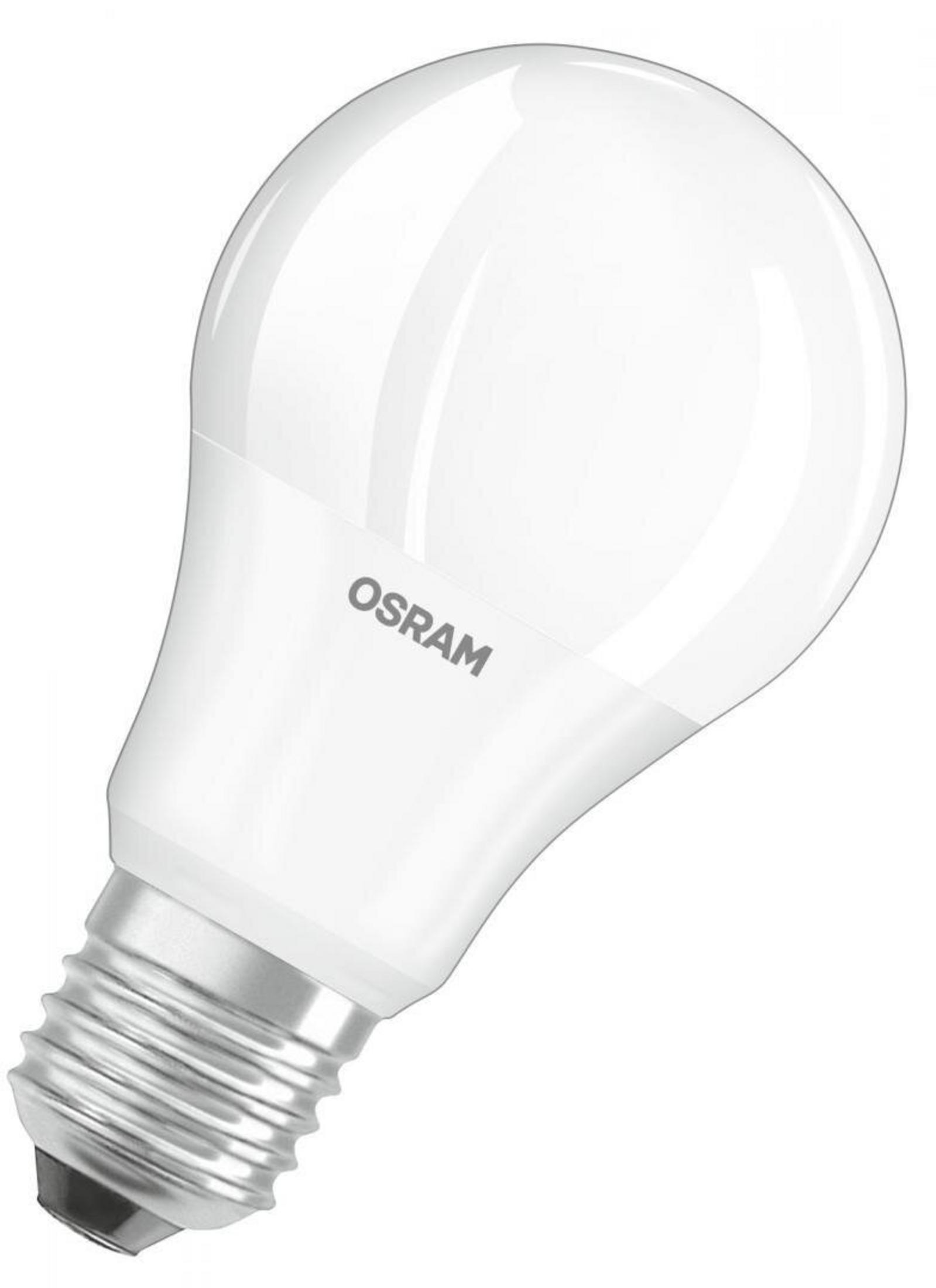Una lampadina LED OSRAM bianca. Ha una forma arrotondata con base argentata. OSRAM è stampato sulla lampadina.