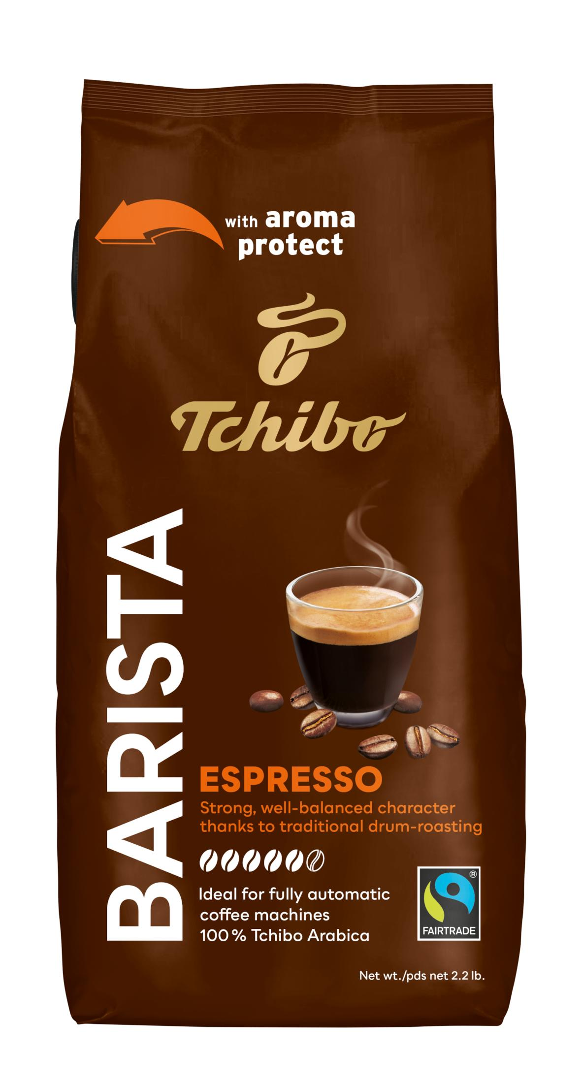 Una busta marrone di caffè Tchibo Barista Espresso con un bicchiere di espresso e chicchi.