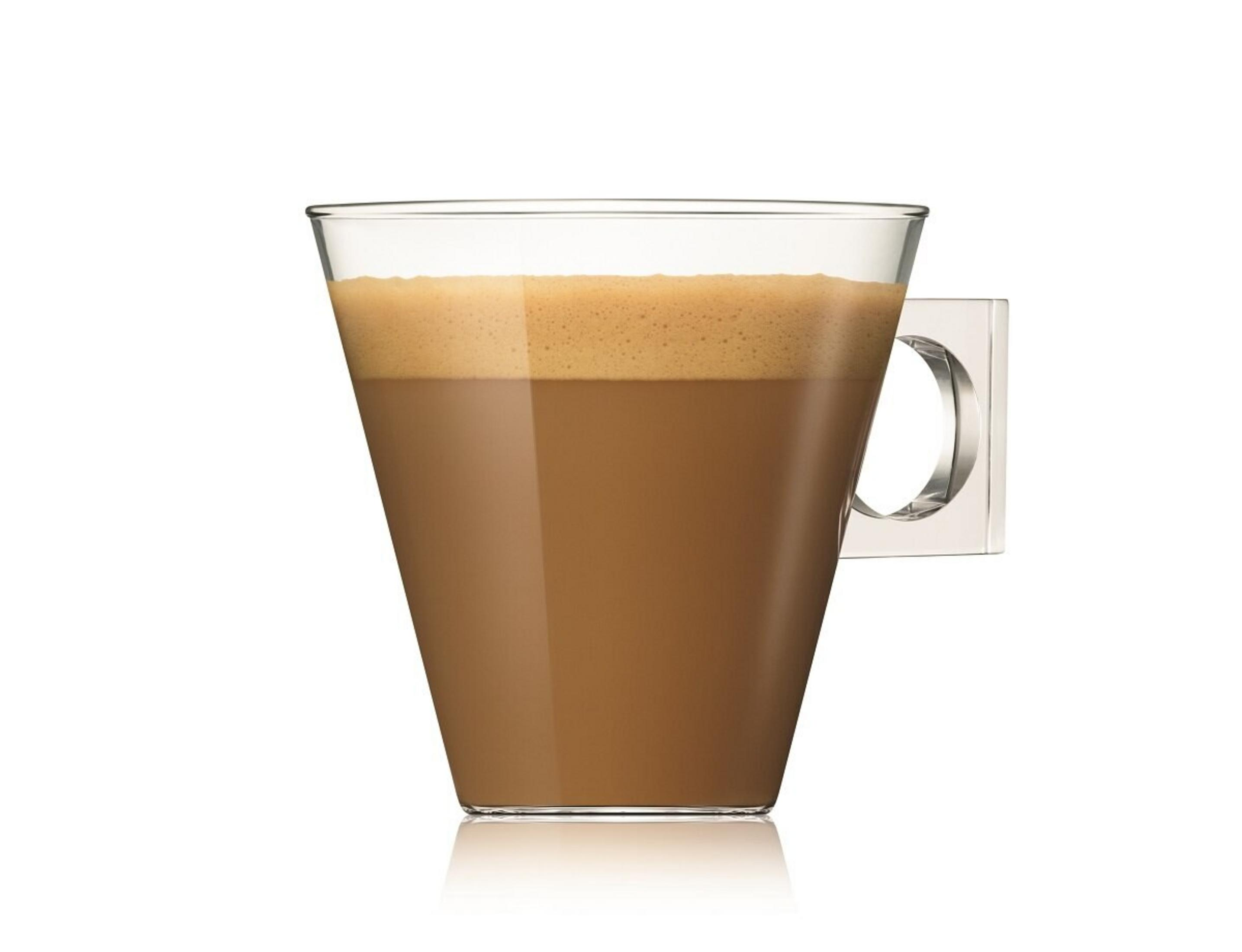Eine klare Kaffeetasse mit quadratischem Silbergriff ist mit Kaffee und Schaum gefüllt. Weißer Hintergrund.