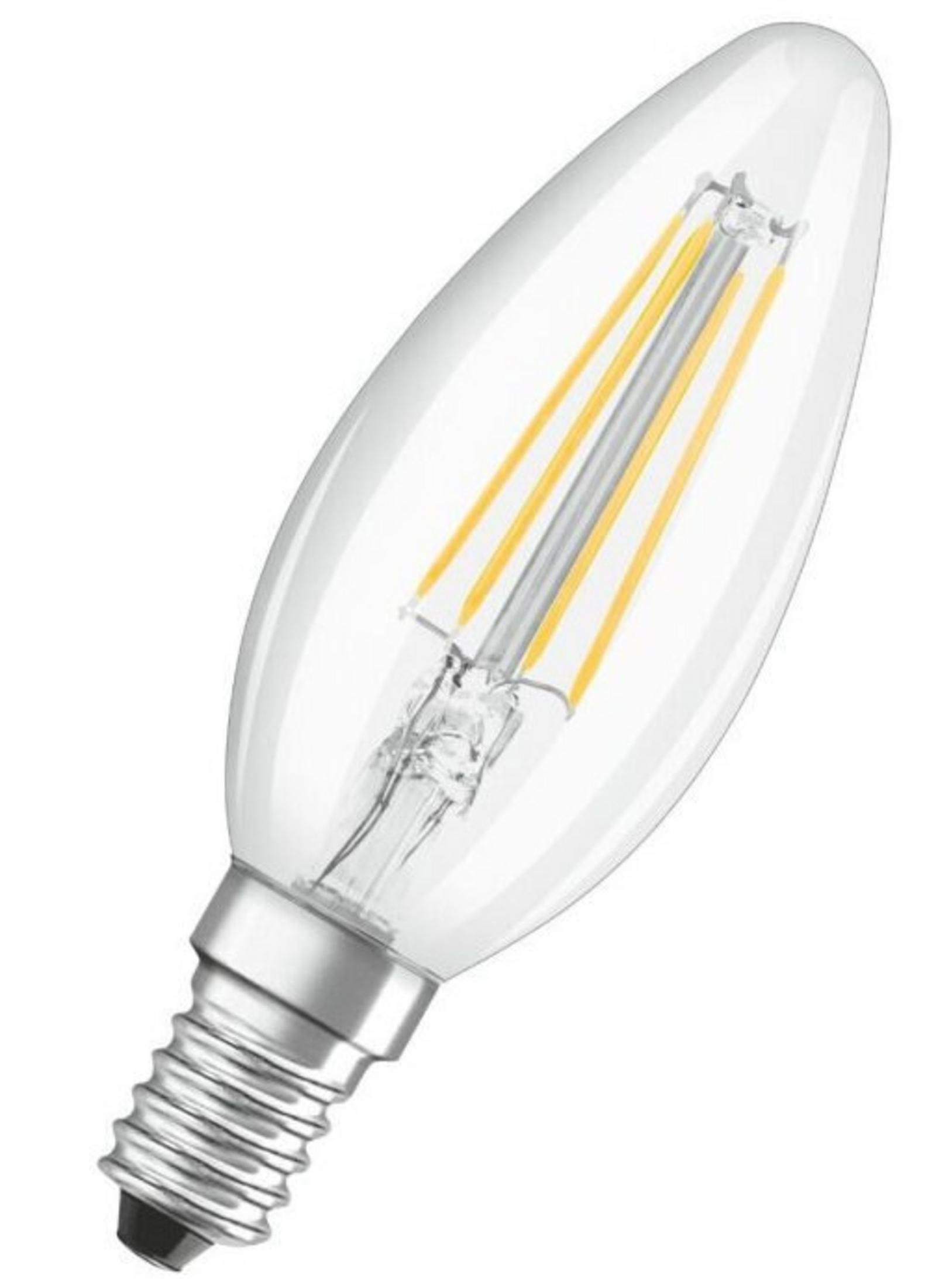 Una lampadina LED trasparente a forma di candela. Ha una base argentata, vetro trasparente e filamenti gialli.