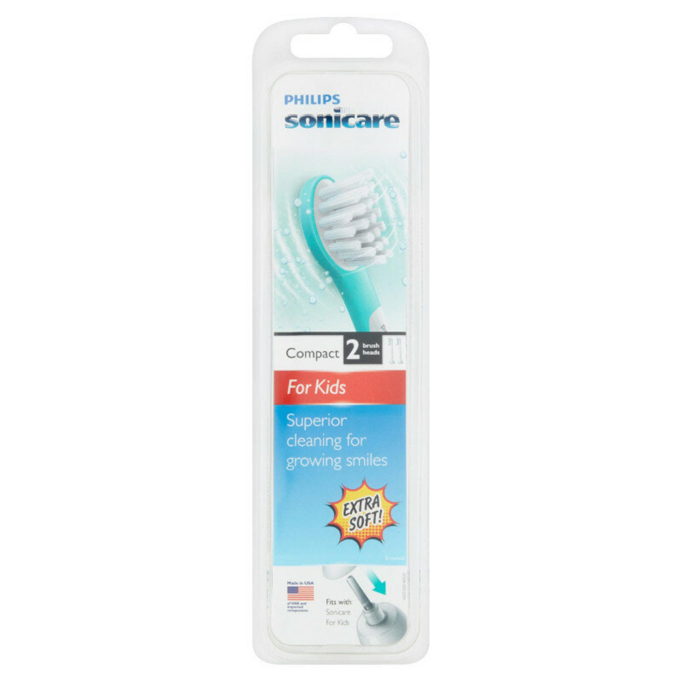 Eine Philips Sonicare Zahnbürstenkopfverpackung für Kinder, kompakt und extra weich. Die Verpackung ist transparent mit blauen und roten Details.