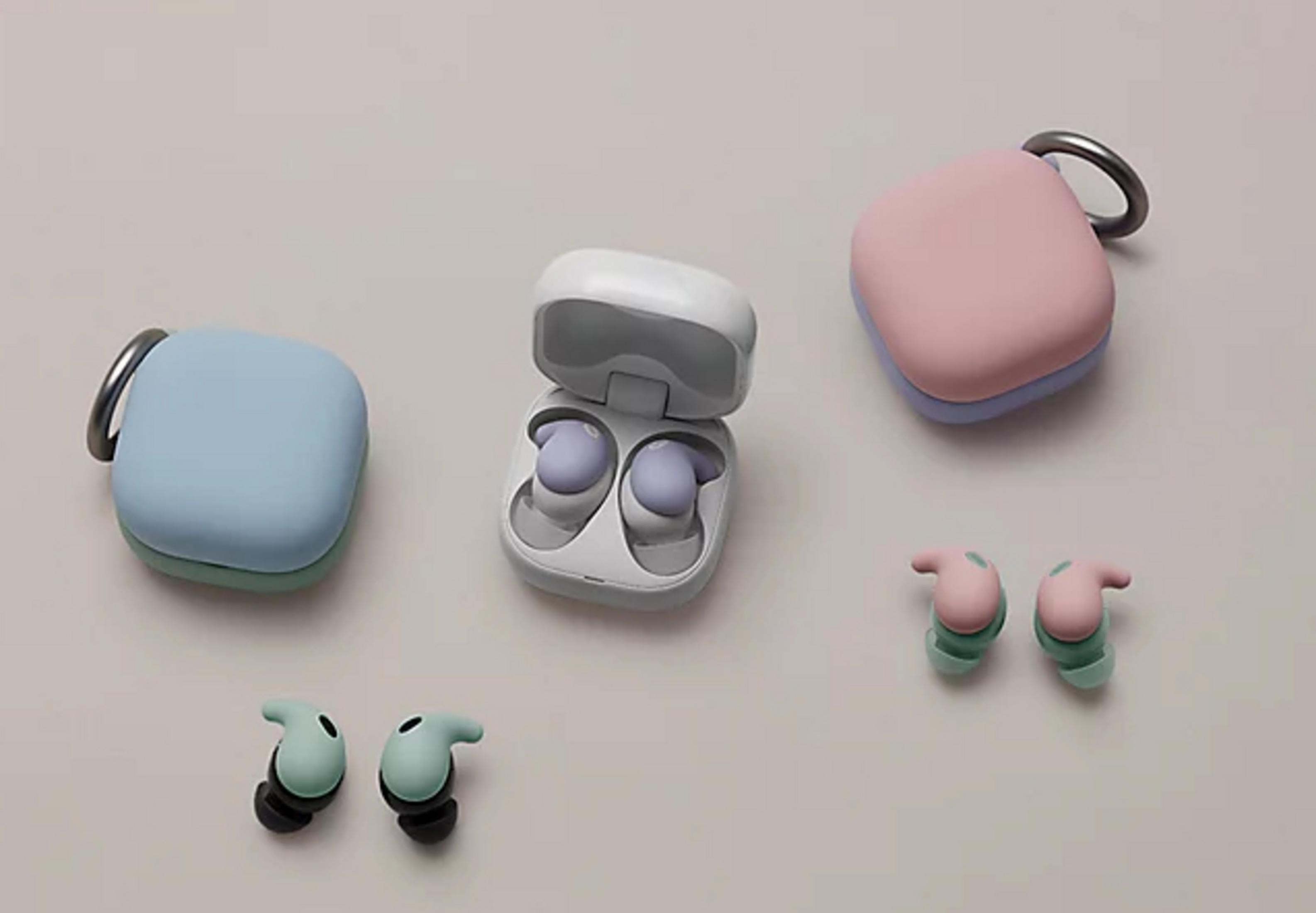 Ohrhörer und Hüllen in Pastellfarben: Blau, Rosa und Weiß. Ohrhörer befinden sich im Etui und separat.