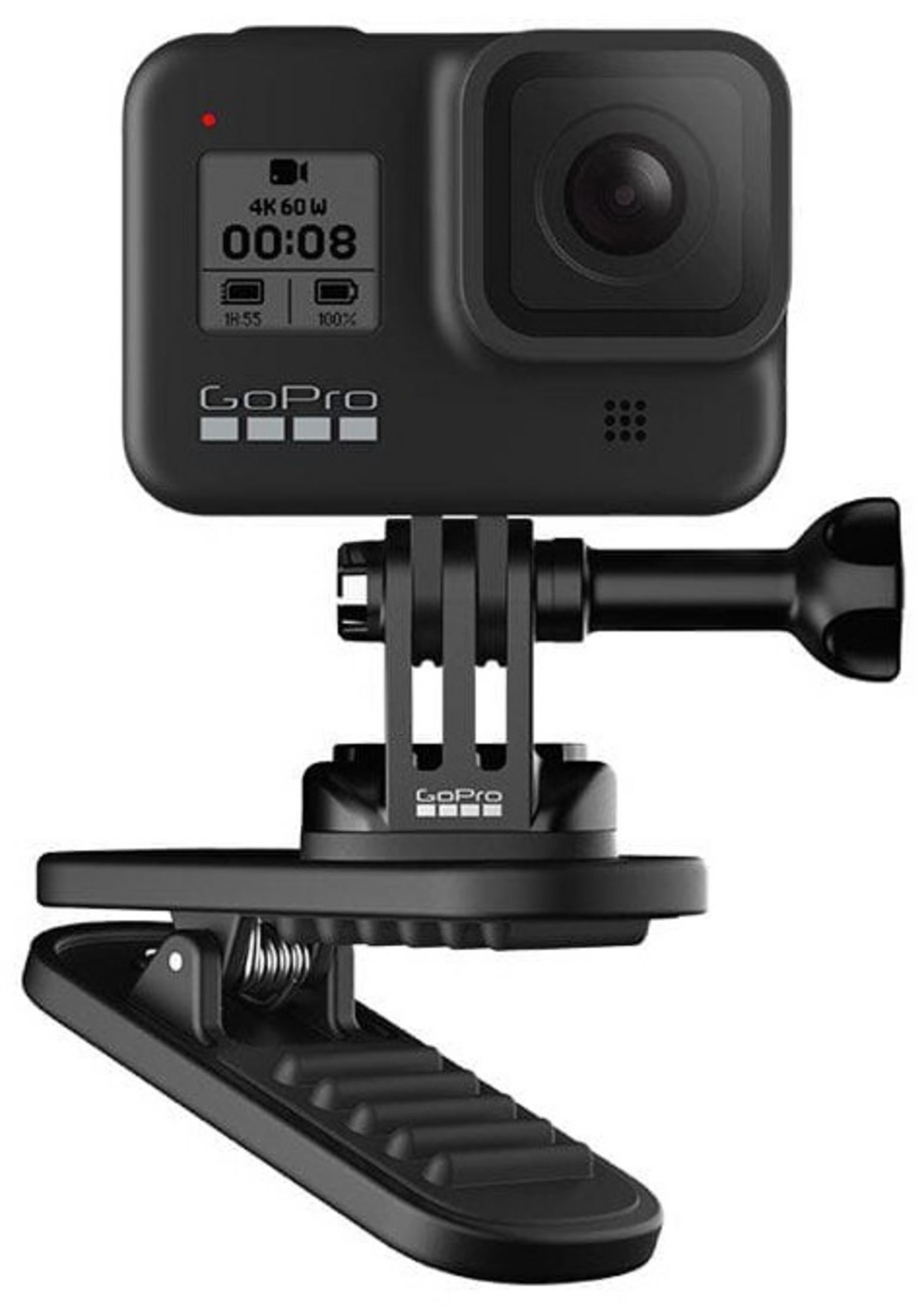 Fotocamera GoPro nera con supporto e clip. La fotocamera mostra 4K 60W, 00:08 e dettagli batteria.