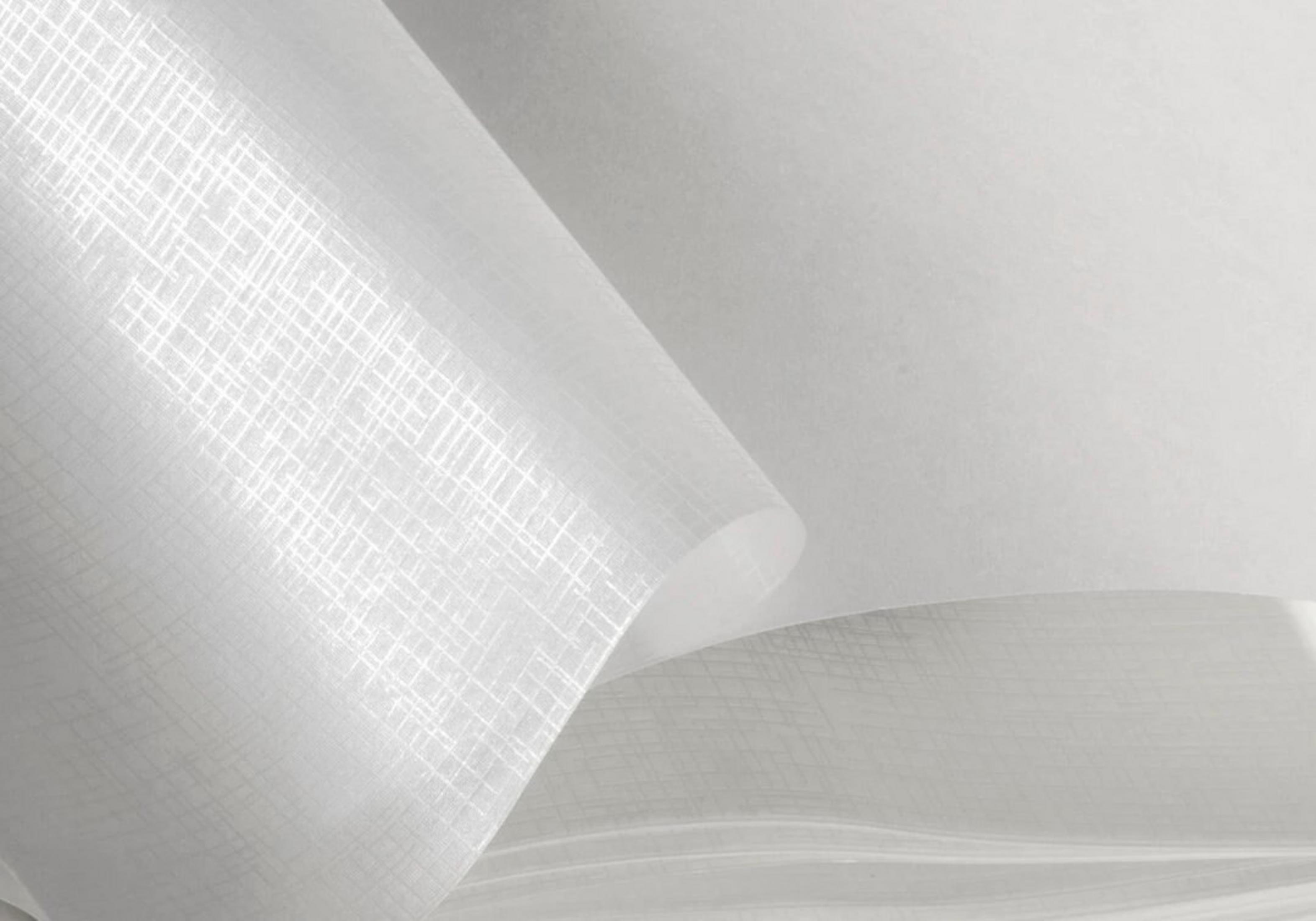 Abstrakcyjne zdjęcie białych rolek papieru o teksturowanej powierzchni, tworzących zakrzywione kształty i cienie.