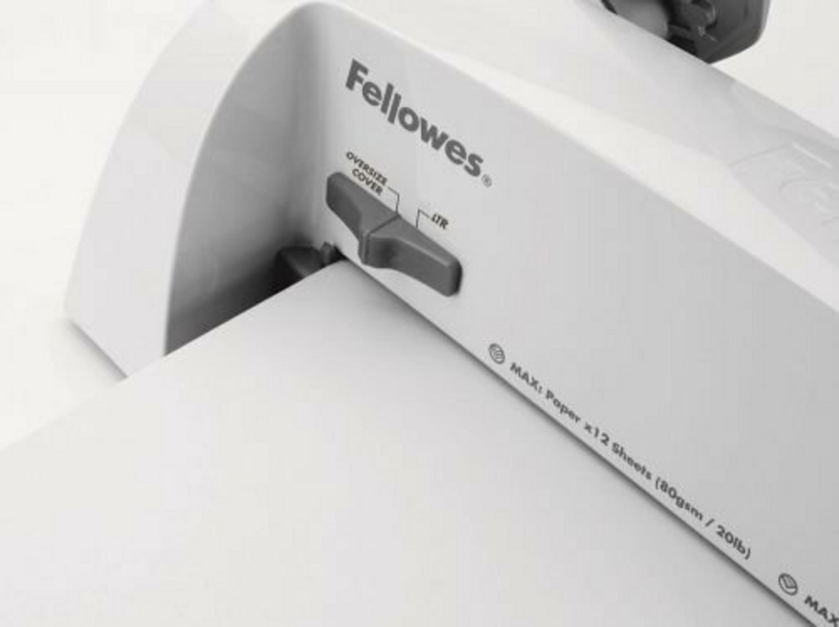 Biała laminarka Fellowes z szarą dźwignią i papierem. Na laminatorze napis 'OVERSIZE COVER'.