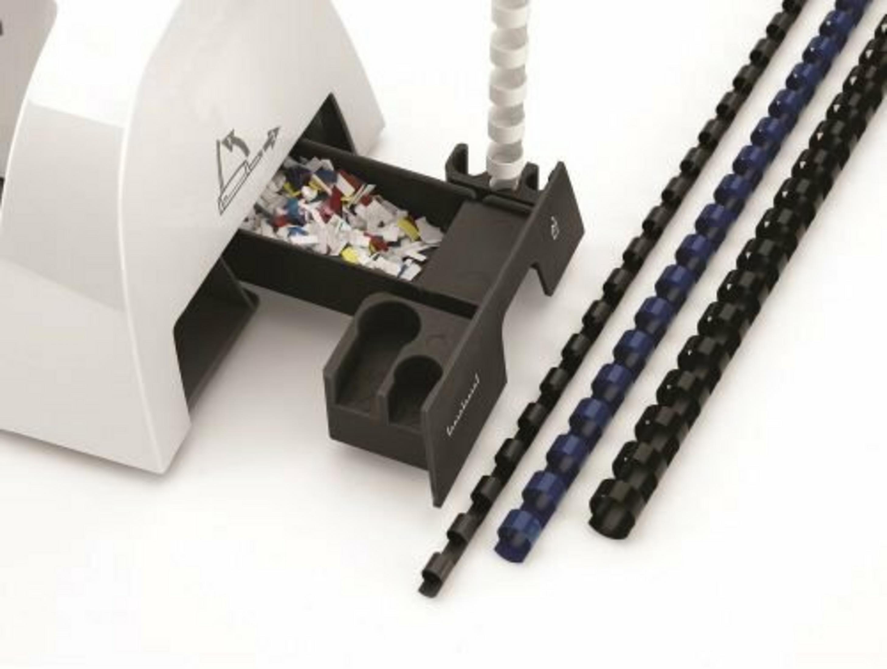 Biała bindownica z szufladą pełną skrawków papieru oraz czarnymi, niebieskimi i czarnymi grzbietami.