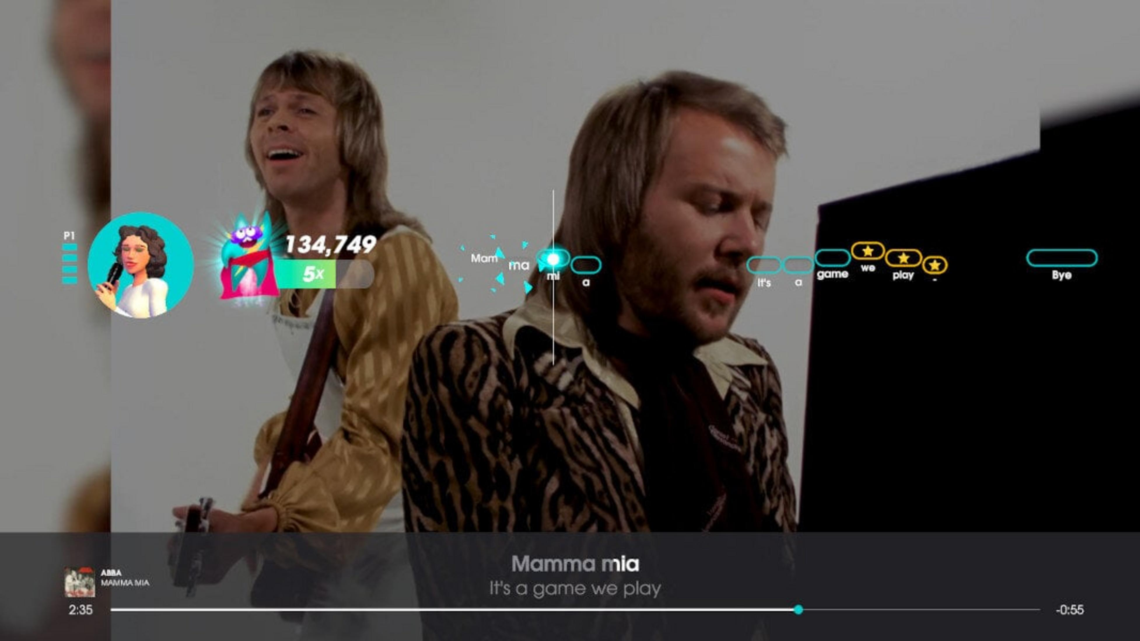 Dwóch mężczyzn śpiewa na scenie podczas występu. Interfejs karaoke z tekstem piosenki i wynikiem.