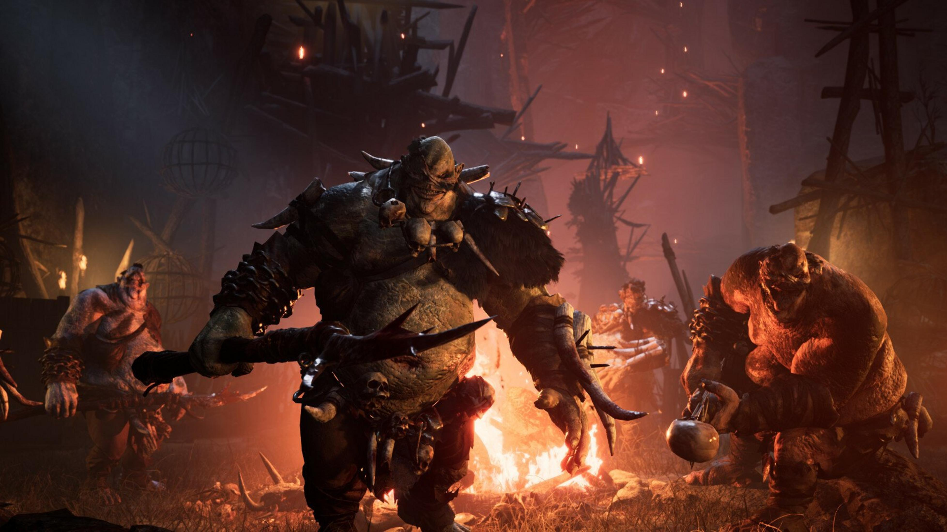 Potężny ogr z kolczastym kijem stoi wśród innych ogrów w pobliżu ogniska. Scena jest mroczna, z ognistym światłem.