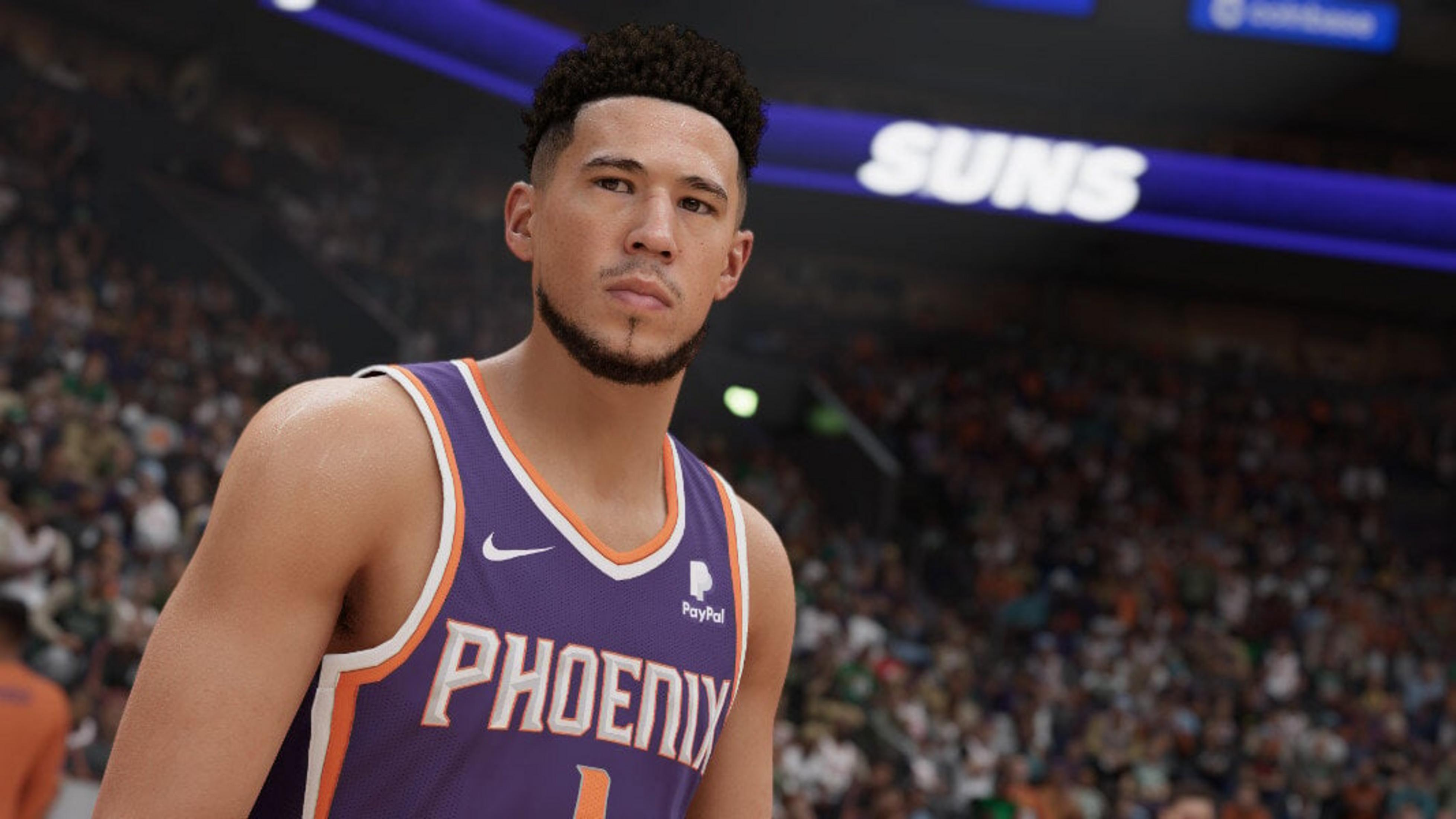 Basketballspieler im Trikot der Phoenix Suns. Lila und orange Farben. Publikum im Hintergrund. Spieler blickt in die Kamera.