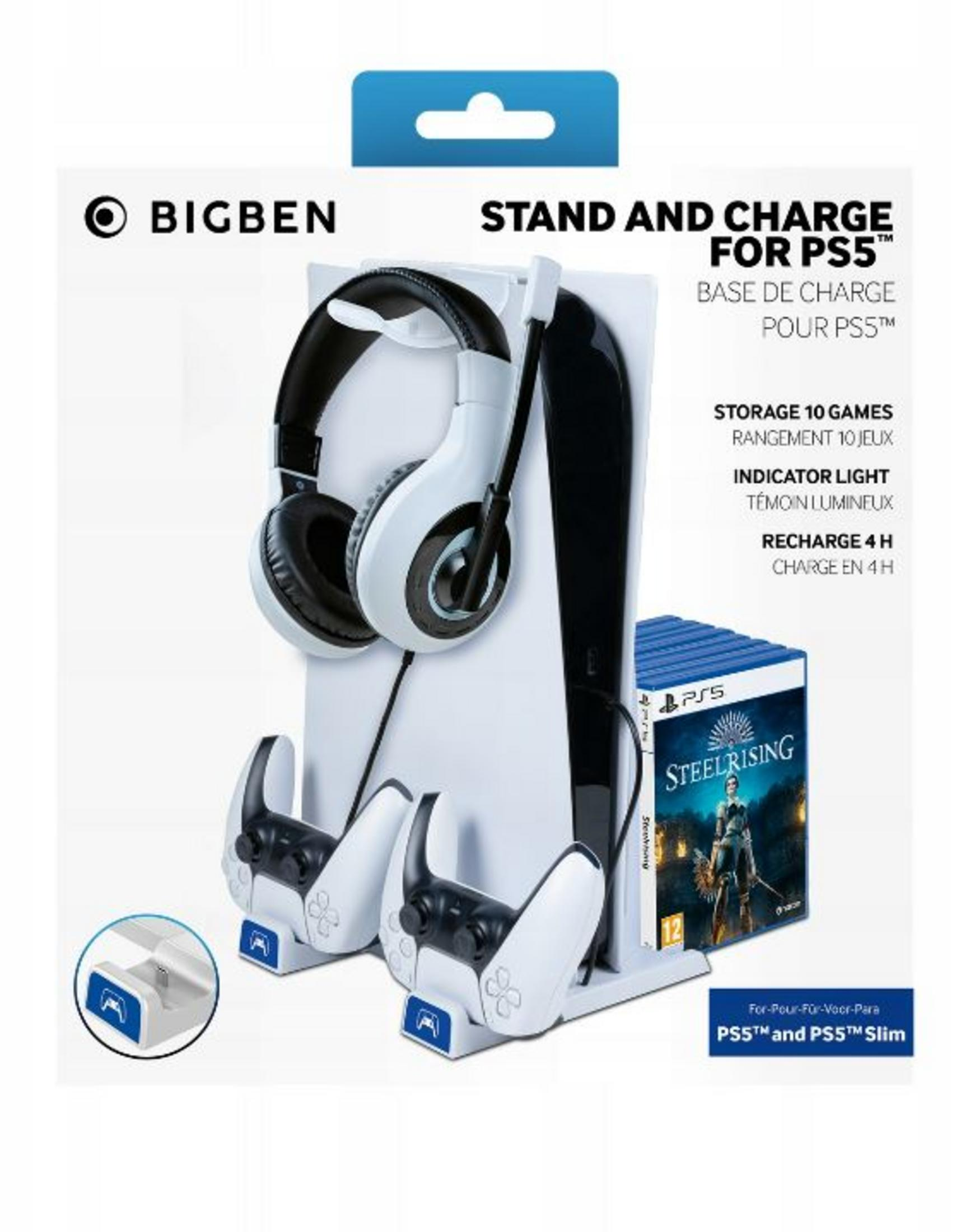 Un soporte blanco para PS5 con auriculares, mandos y una caja de juego. El soporte tiene detalles negros y el logotipo de Bigben.