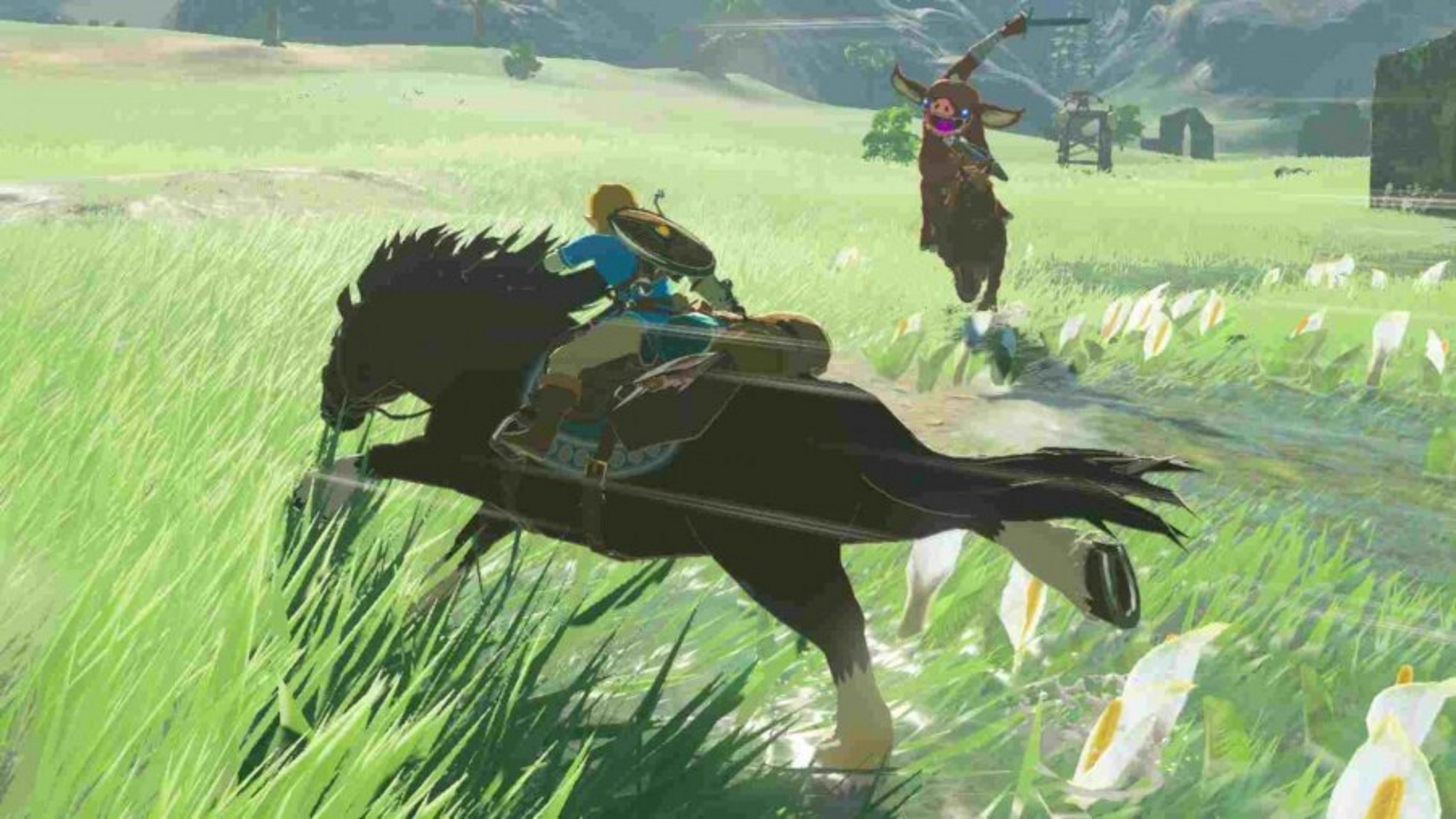 Una persona cavalca un cavallo nero nell'erba verde. Un'altra persona, su una creatura simile a un maiale, è sullo sfondo.