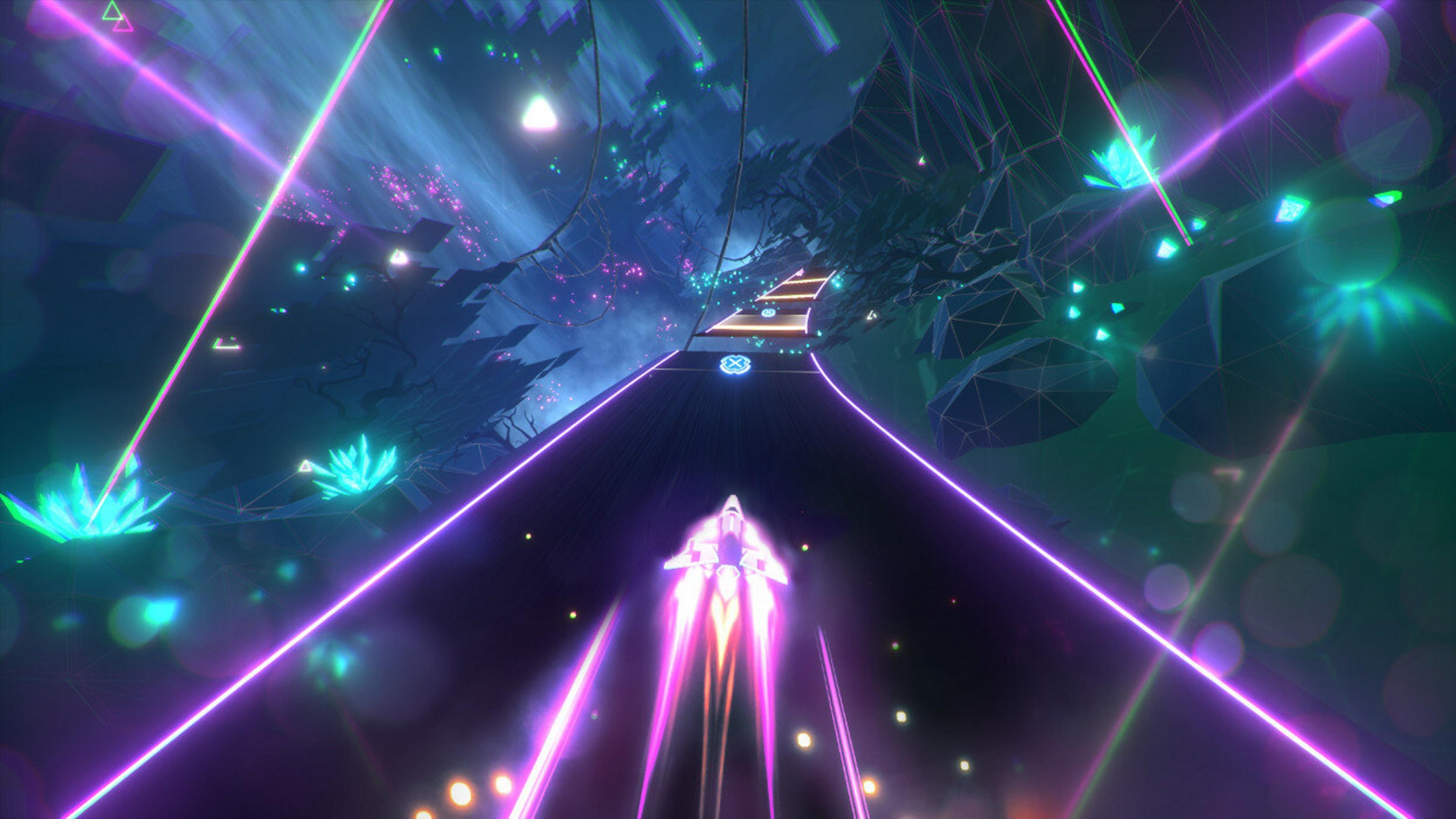 Futurystyczny statek kosmiczny leci przez neonowy tunel. Fioletowe i zielone lasery krzyżują się, ze świecącymi geometrycznymi kształtami w tle.