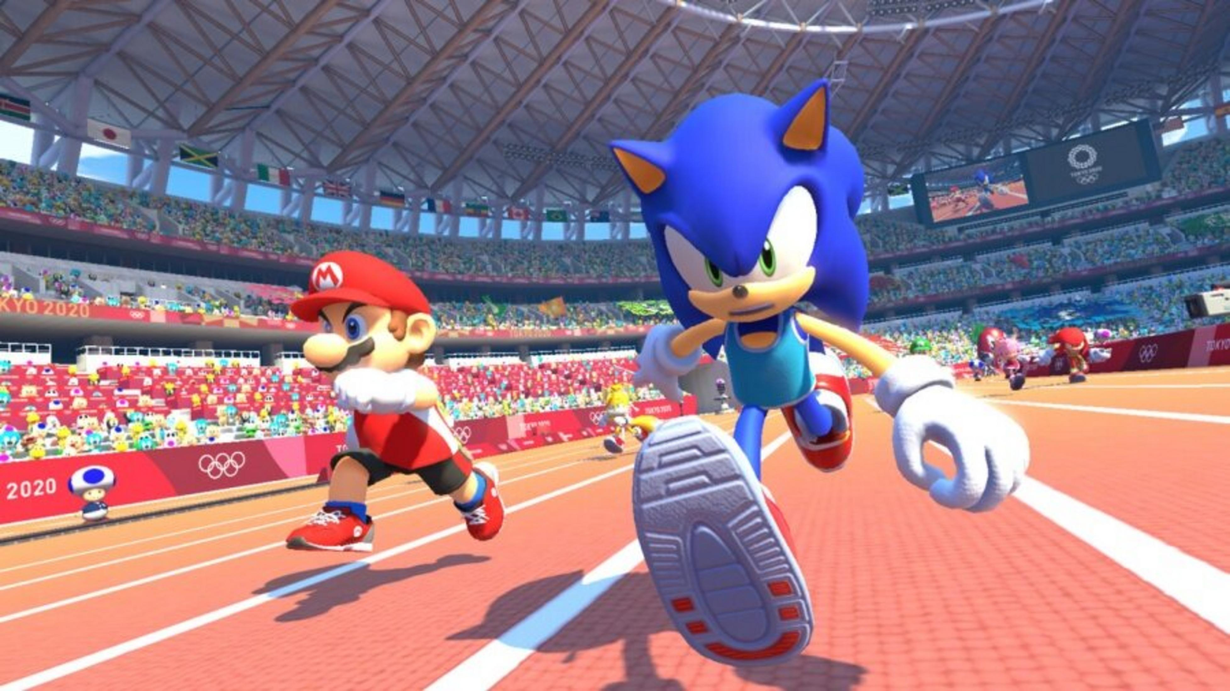 Sonic y Mario compiten en un estadio olímpico. Sonic lidera. Multitudes y banderas en el fondo.
