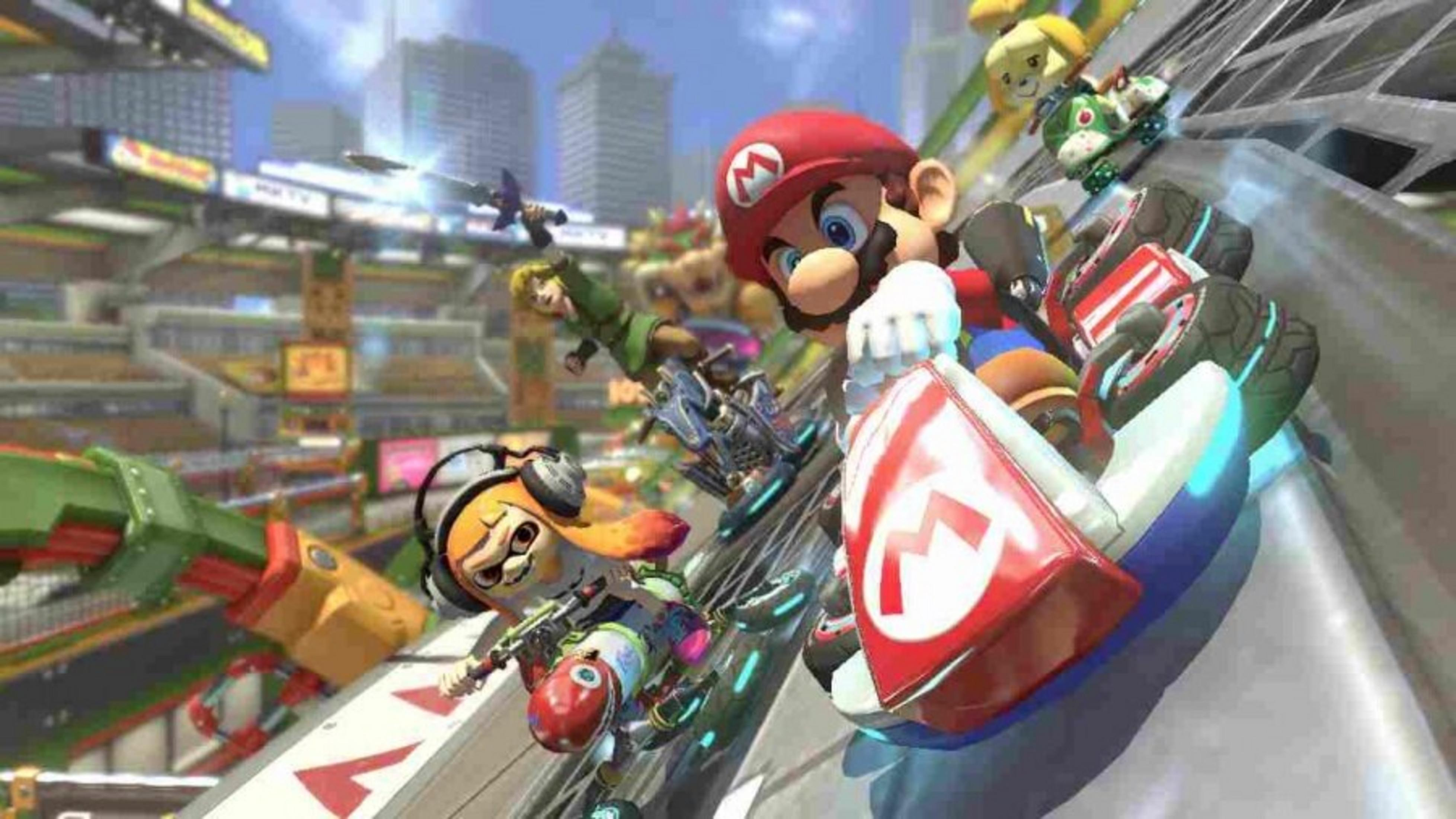 Mario in einem roten Kart führt ein Rennen an. Link und Inkling sind hinten, die Strecke ist in einem Stadion, mit Wolkenkratzern im Hintergrund.