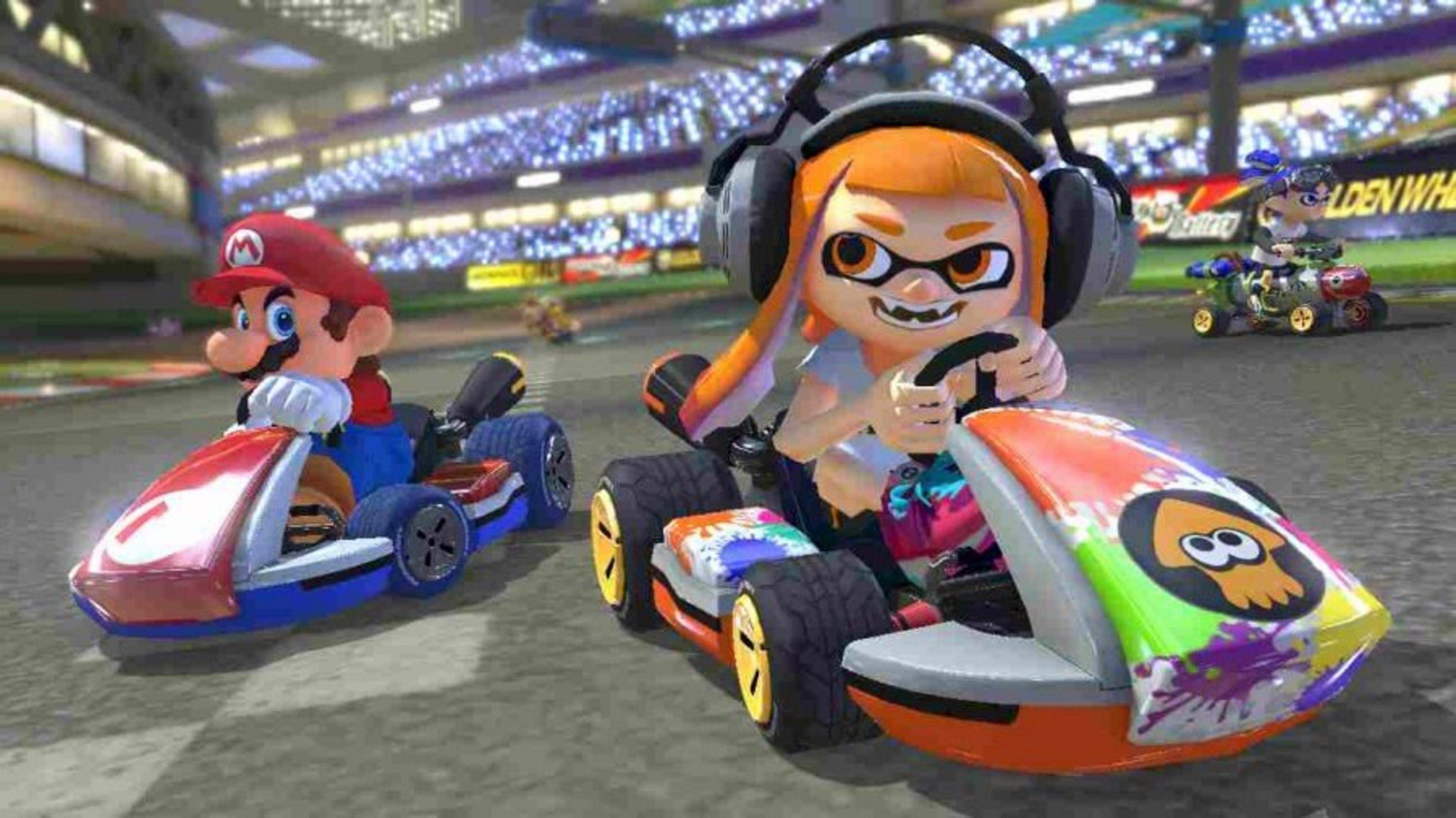 Mario und ein Charakter mit orangenen Haaren fahren in Karts Rennen. Im Hintergrund ist ein Stadion.