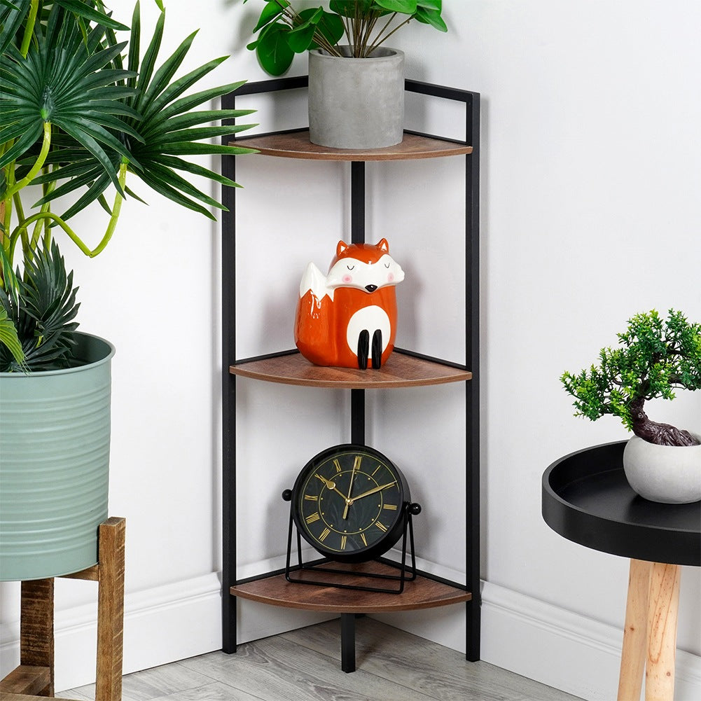 Ein Eckregal mit Pflanzen und einer Fuchsstatuette. Eine Uhr steht auf dem untersten Regal. Ein kleiner Bonsai-Baum steht auf einem Beistelltisch.
