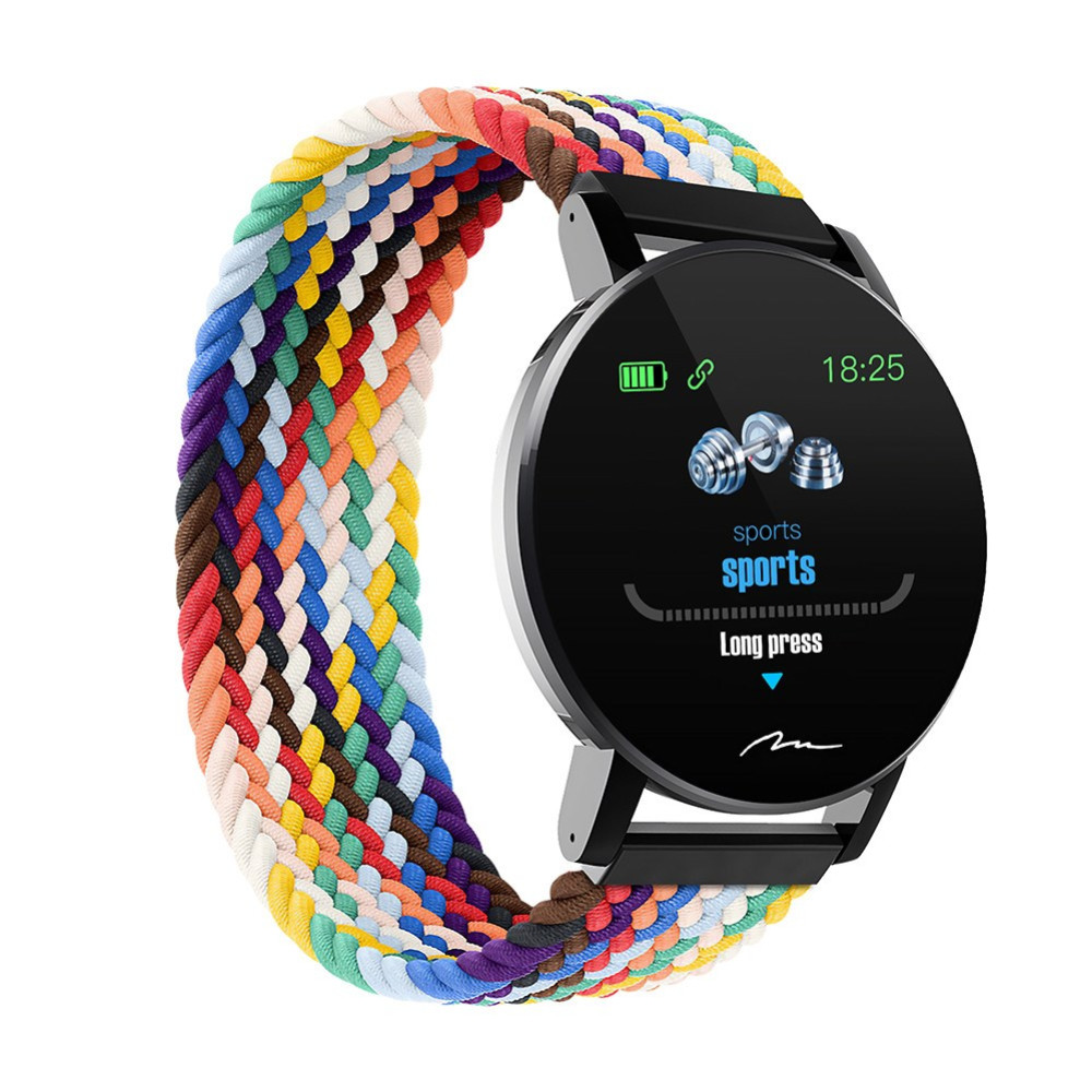 Smartwatch con cinturino intrecciato colorato. Il quadrante mostra l'ora e icone sportive.