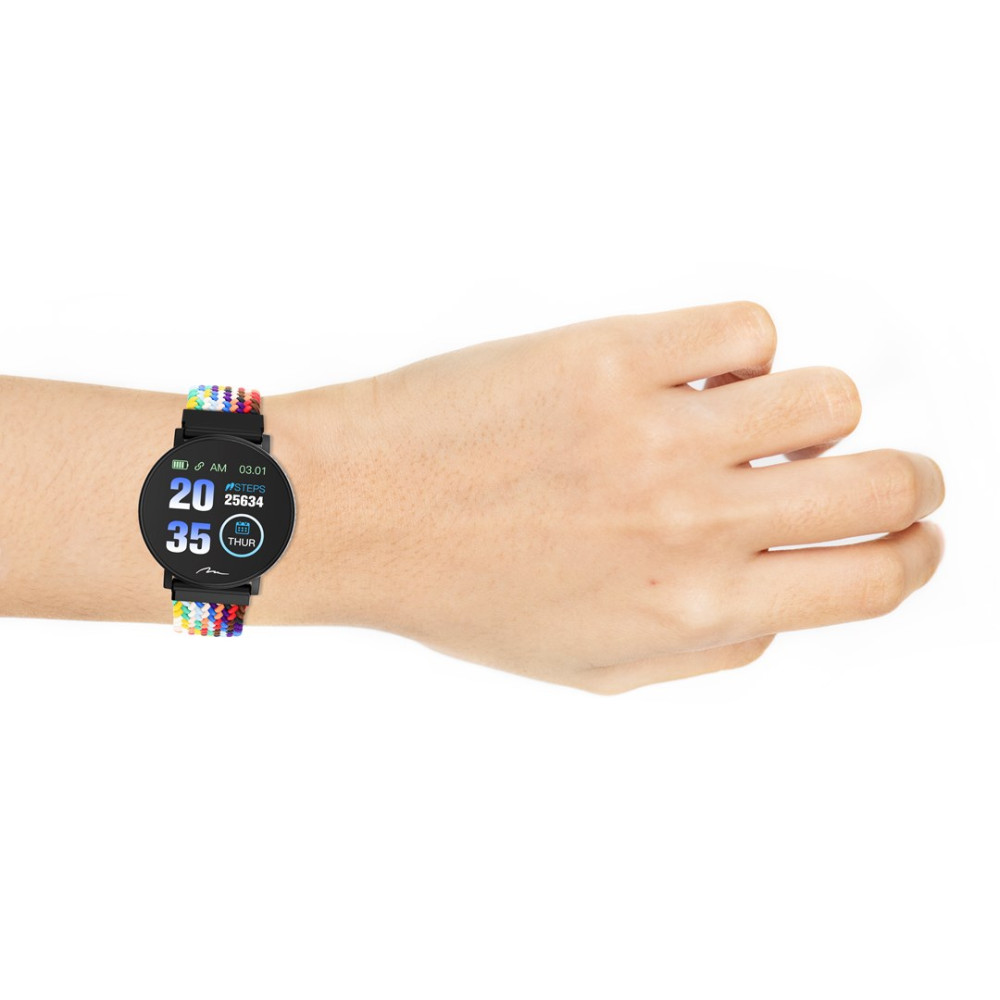 Un polso con uno smartwatch. L'orologio ha un quadrante nero con numeri e un cinturino colorato. Lo sfondo è bianco.