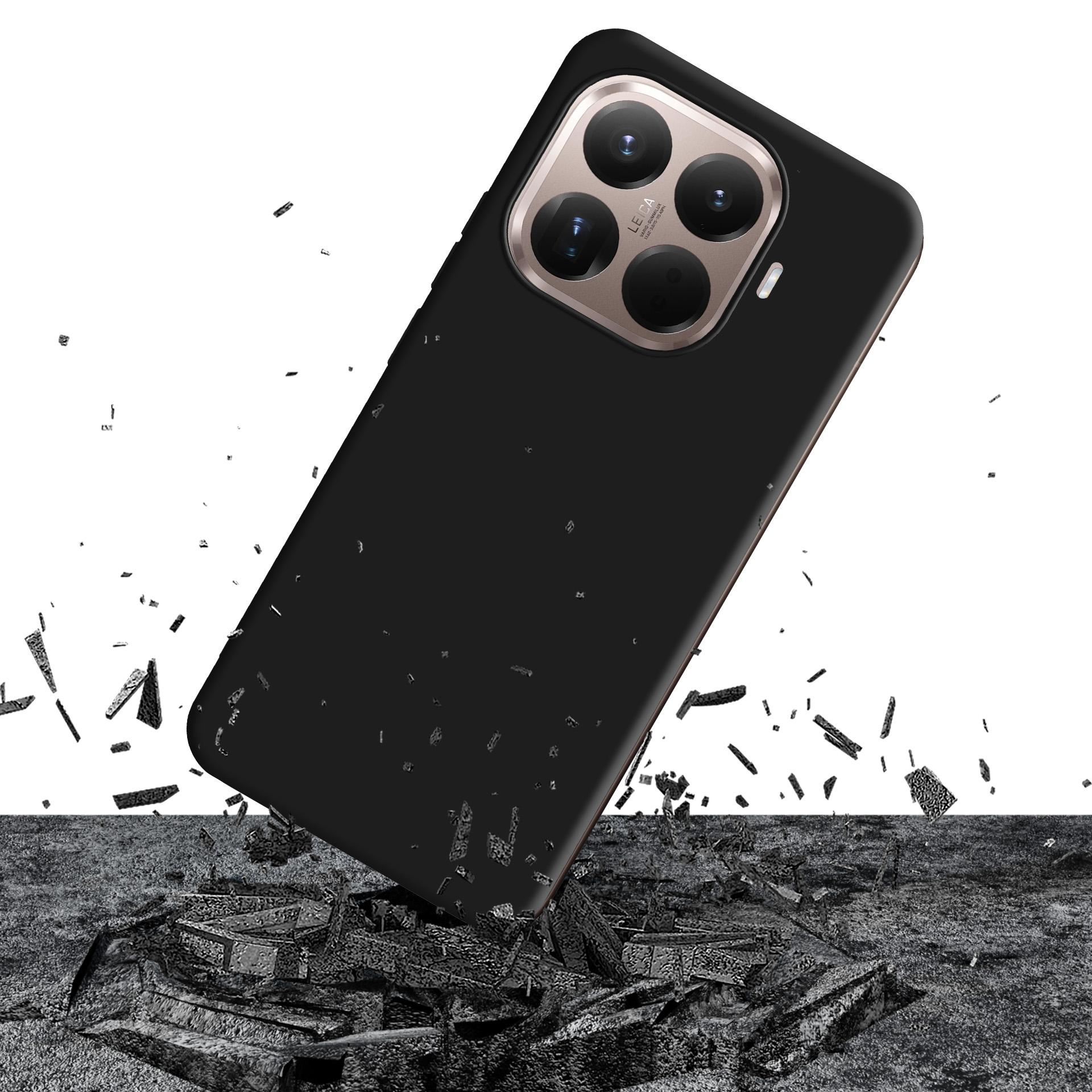 Una custodia nera con modulo fotocamera sta cadendo e rompe una superficie di pietra. Sfondo bianco.