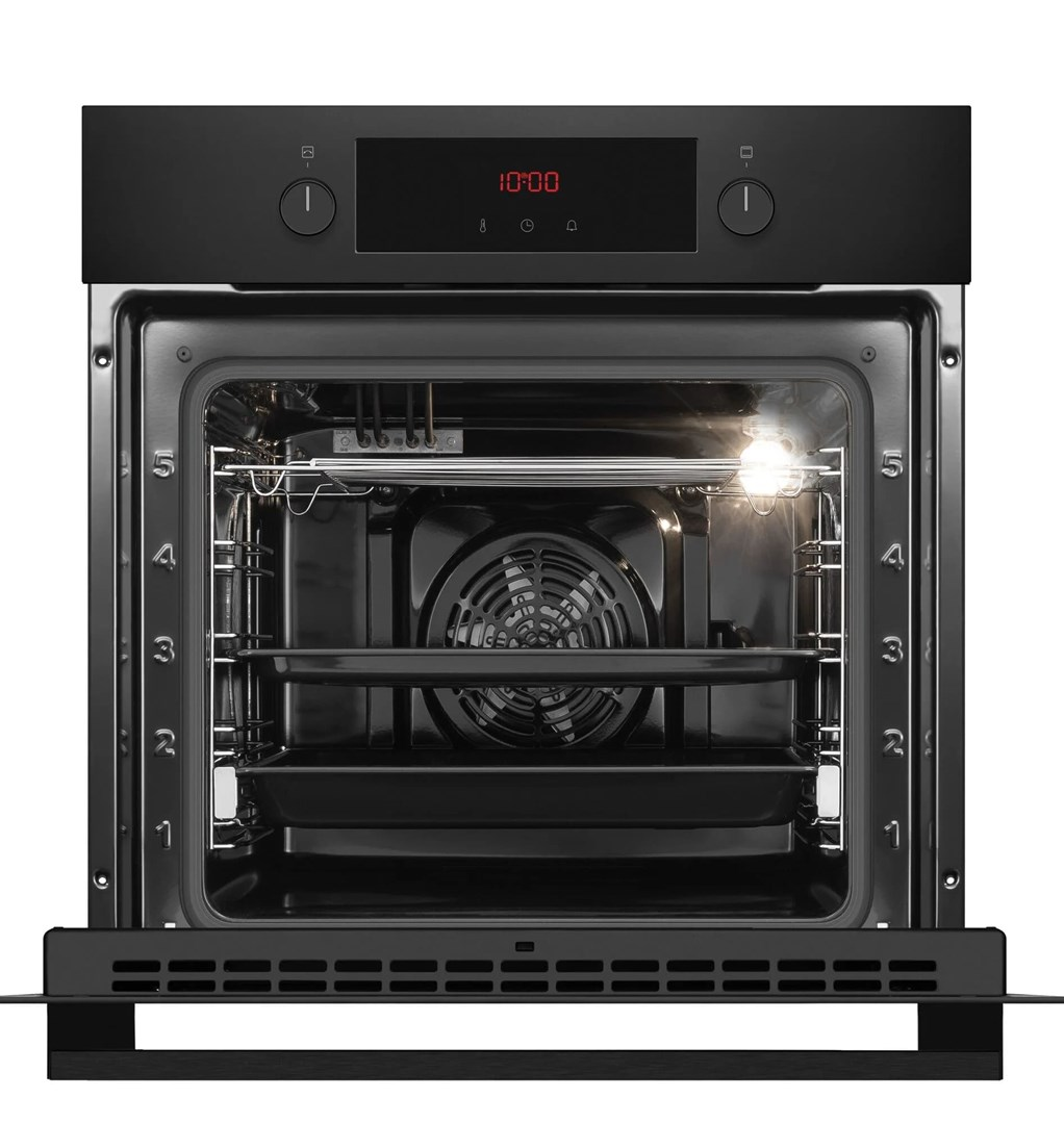 Czarny piekarnik, otwarte drzwi. Wnętrze pokazuje ruszty, wentylator i światło. Wyświetlacz cyfrowy pokazuje 10:00. Pokrętła u góry.