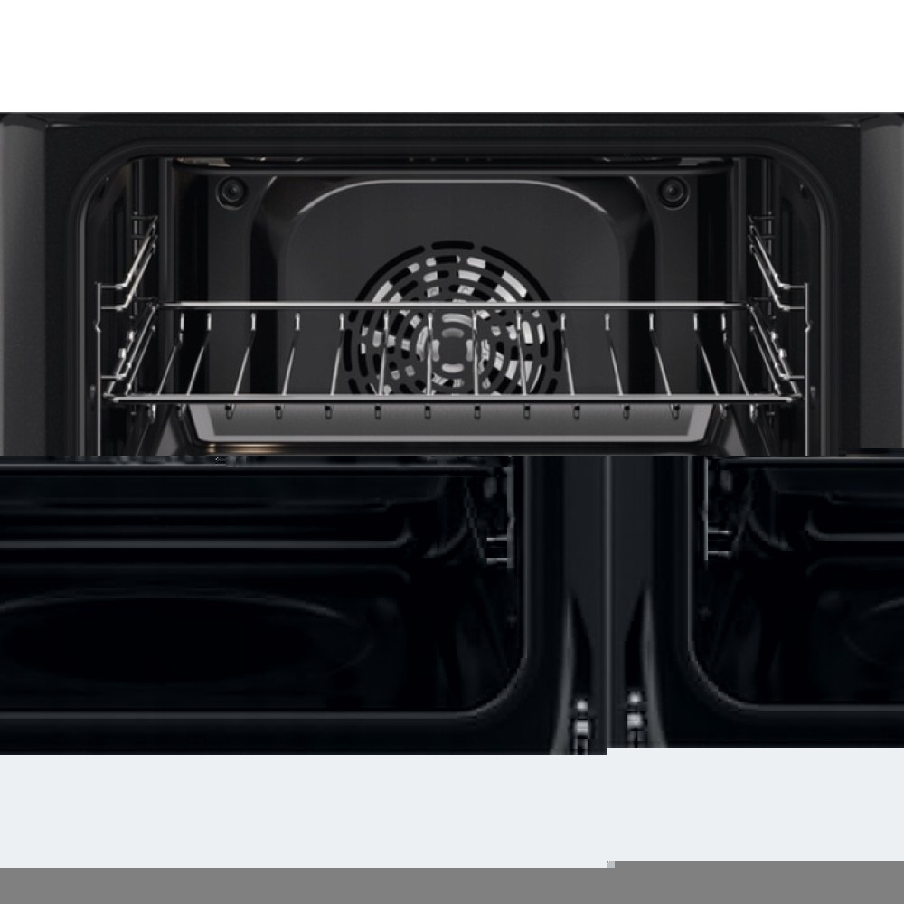 Wnętrze czarnego piekarnika. Ruszt pośrodku z wentylatorem z tyłu. Wnętrze piekarnika ciemne.