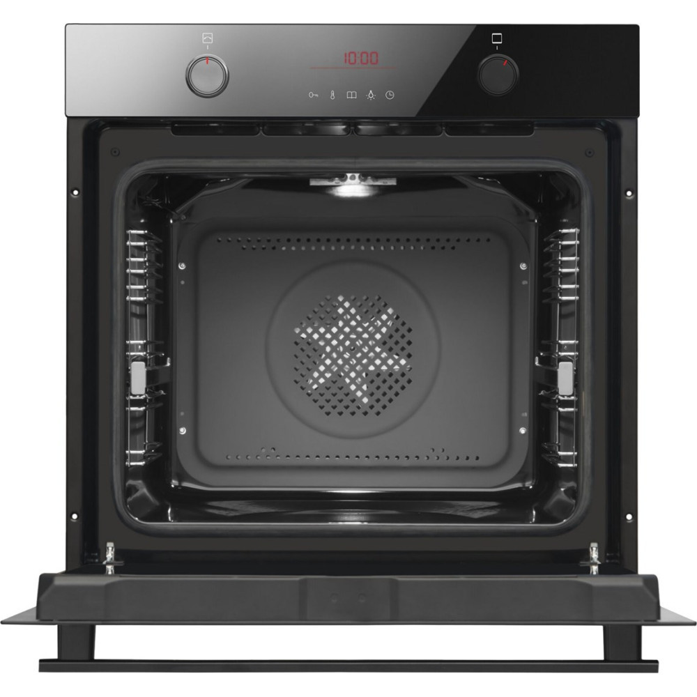 Czarny piekarnik z otwartymi drzwiami. W środku wentylator i ruszty. Powyżej cyfrowy zegar wyświetla 10:00.