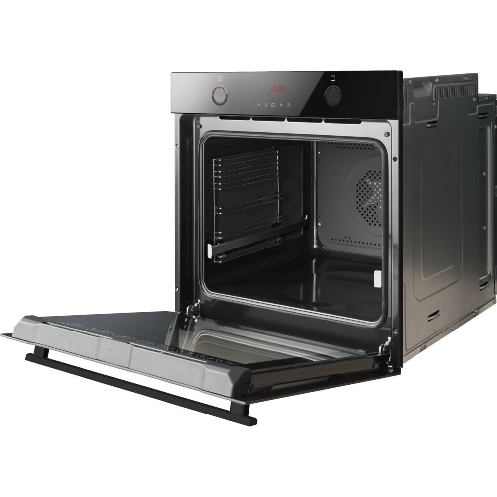 Czarny piekarnik z otwartymi drzwiami. Wnętrze ma ruszty i wentylator. Wyświetlacz cyfrowy pokazuje 10:00. Piekarnik jest na białym tle.