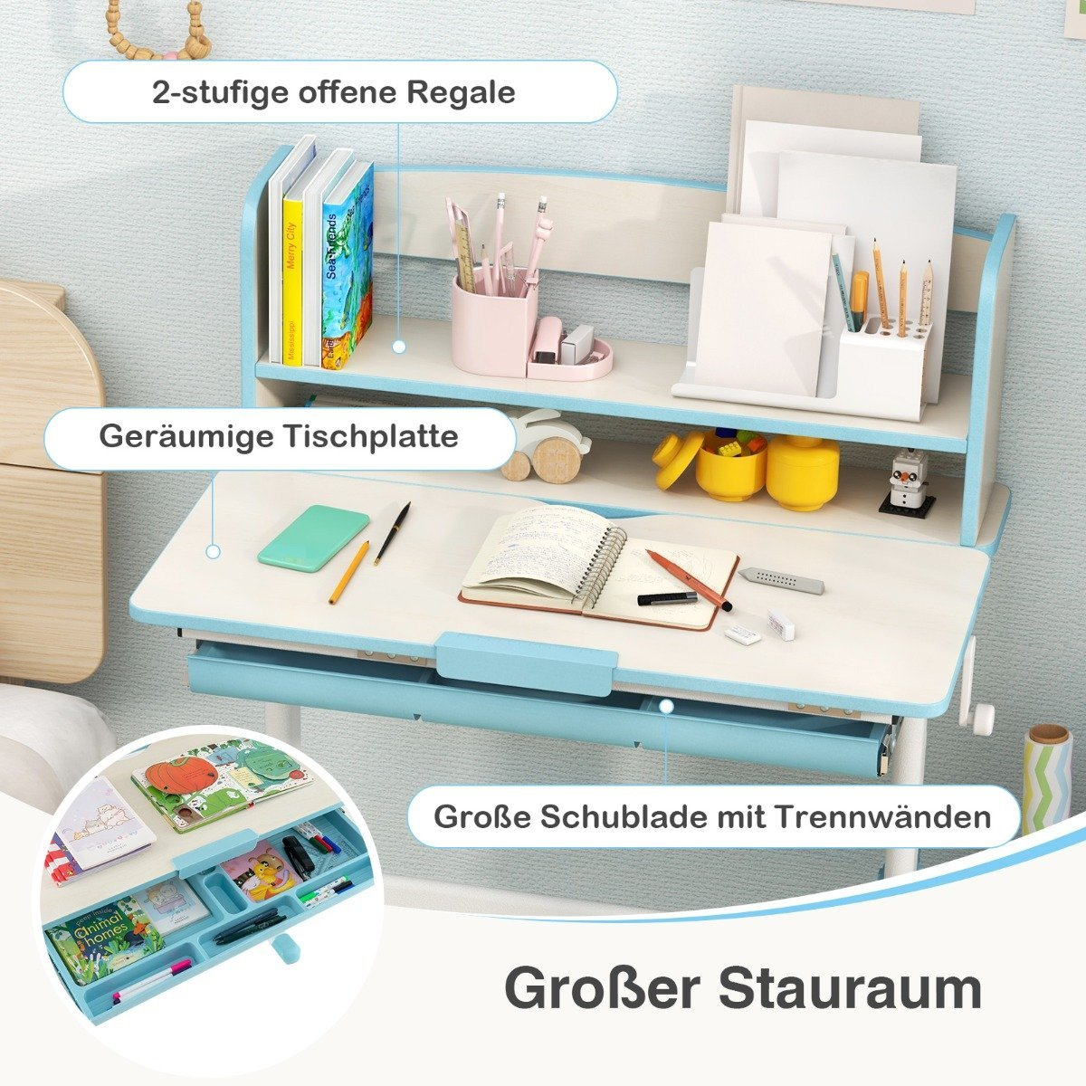 Escritorio infantil con libros, bolígrafos y un cajón. Azul y blanco, con etiquetas en alemán, mostrando espacio de almacenamiento.