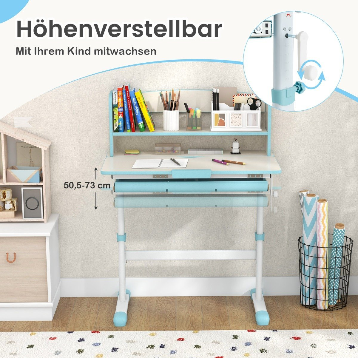 Un escritorio regulable en altura para niños. Libros y artículos de papelería están en el estante del escritorio. Una casita y un rollo de papel están a los lados.