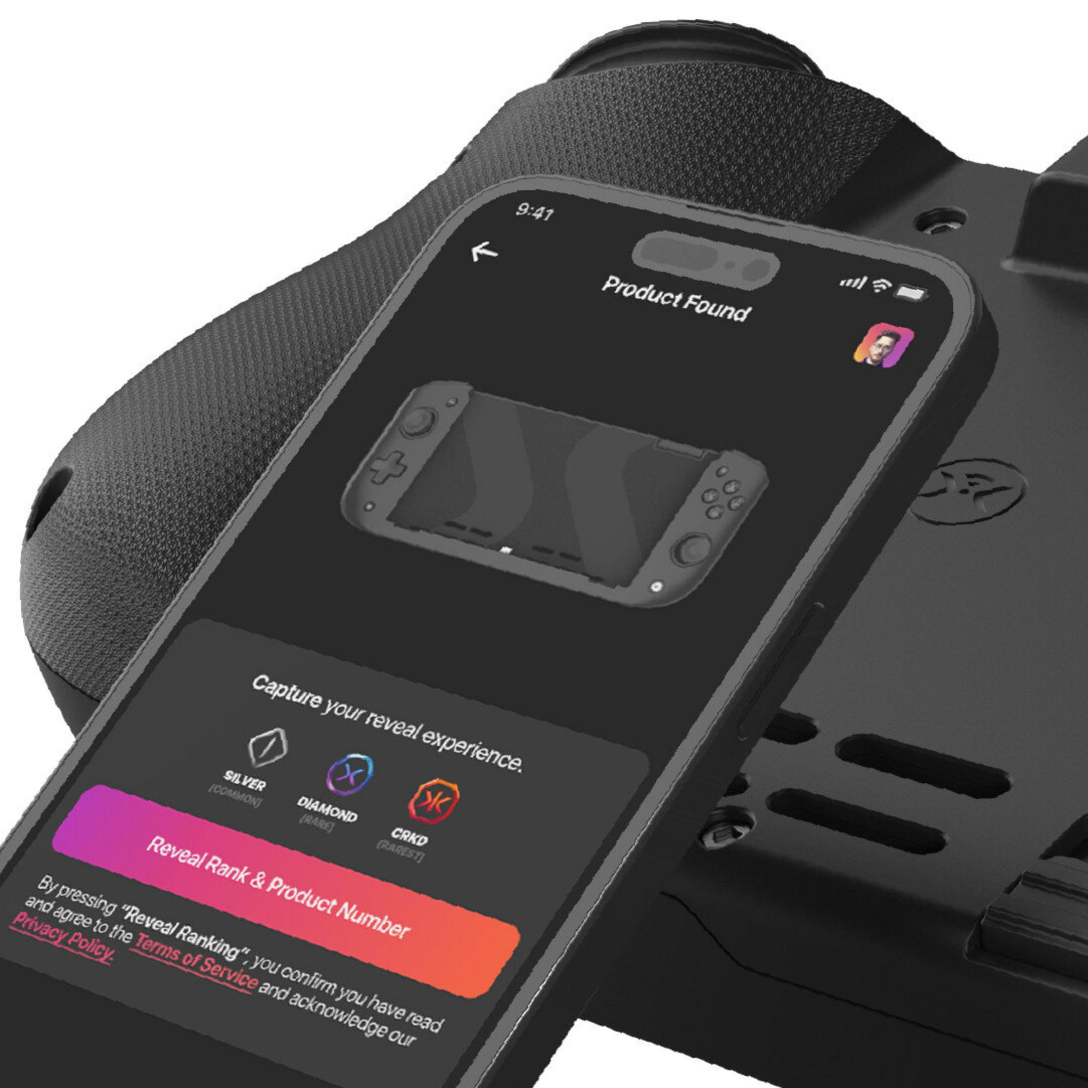 Ein Telefon zeigt ein Produkt über einem Gerät. Auf dem Telefon steht 'Produkt gefunden'. Der Bildschirm zeigt eine Spielkonsole.