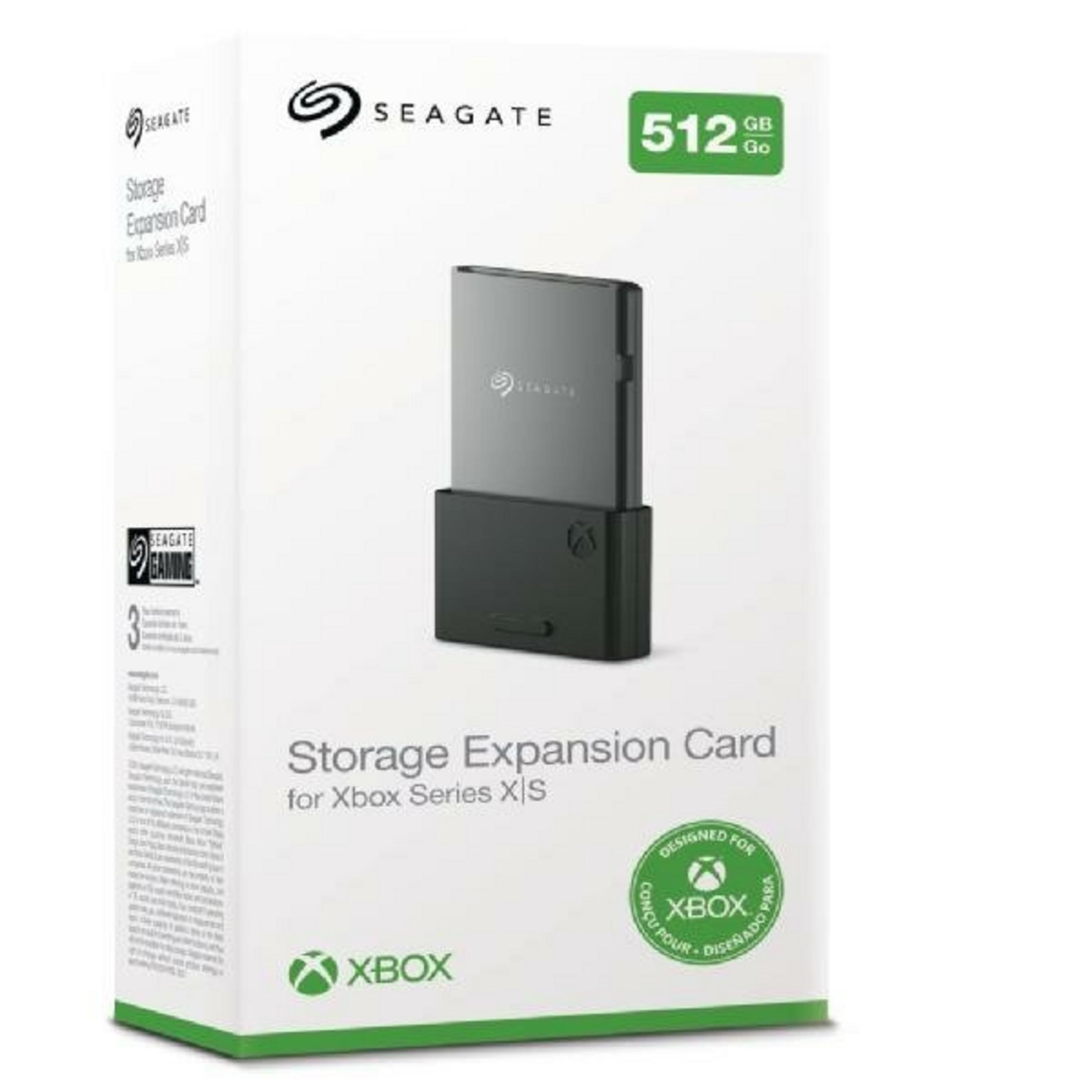 Una scatola Seagate Storage Expansion Card per Xbox Series X|S. La scatola è bianca con i loghi Seagate e Xbox.