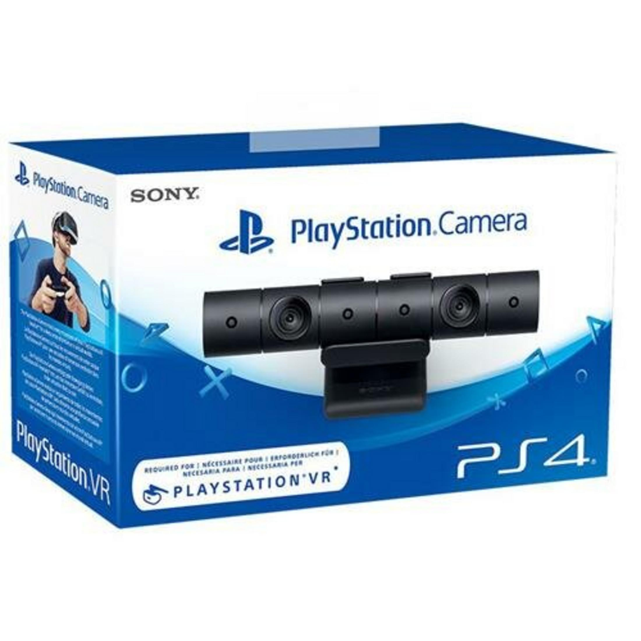 PlayStation Camera im Karton. Blaue und weiße Schachtel mit Kamera- und VR-Logo. Schwarze Kamera vorn.