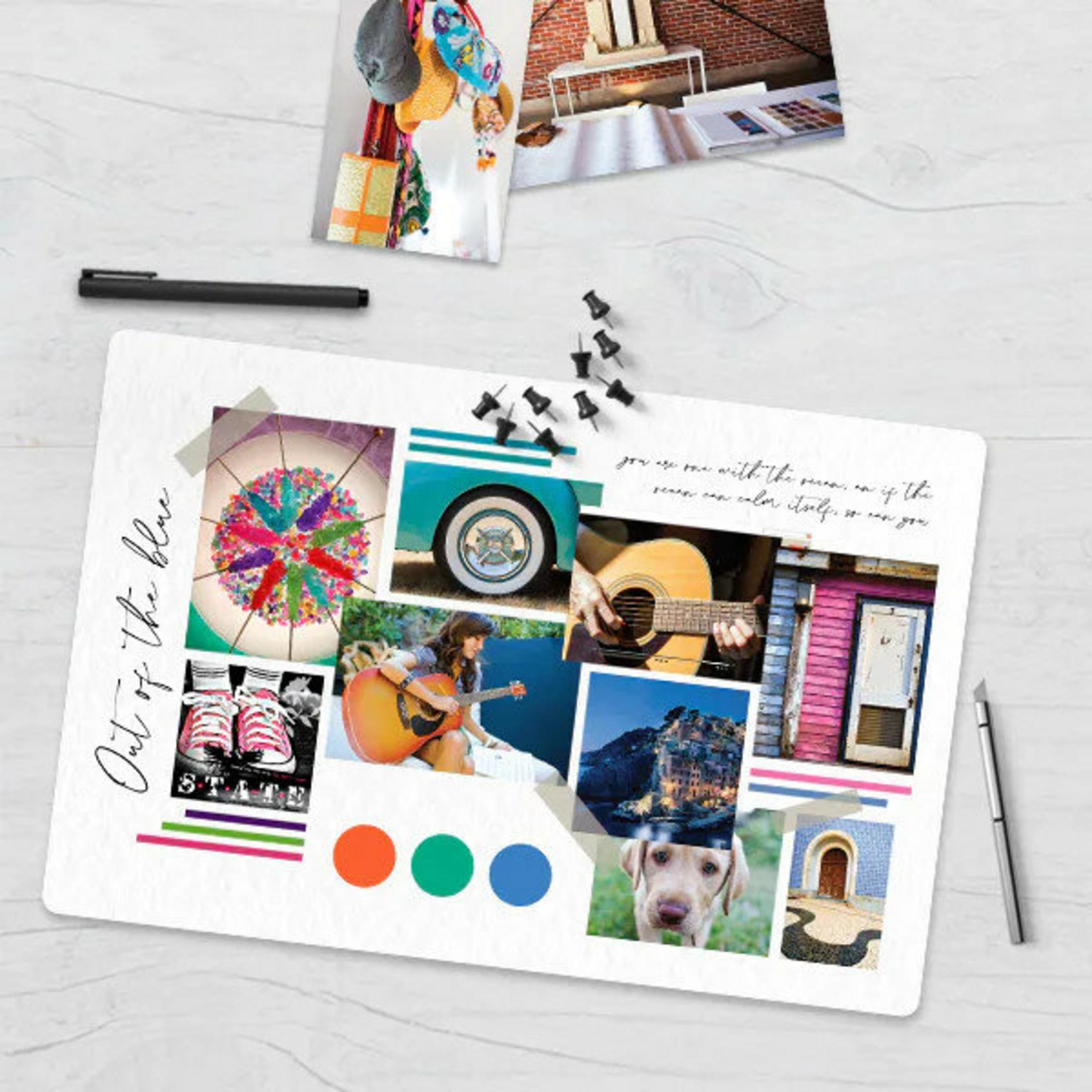 Un collage su carta bianca include foto, testo e cerchi colorati. Una penna e puntine sono nelle vicinanze.