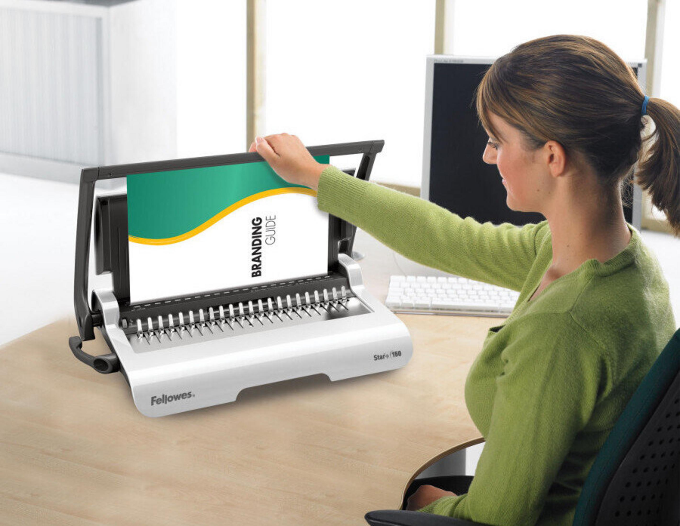 Eine Frau benutzt einen Ordner. Der Ordner enthält ein Dokument mit der Aufschrift 'Branding Guide'. Ein Computer und eine Tastatur befinden sich im Hintergrund.