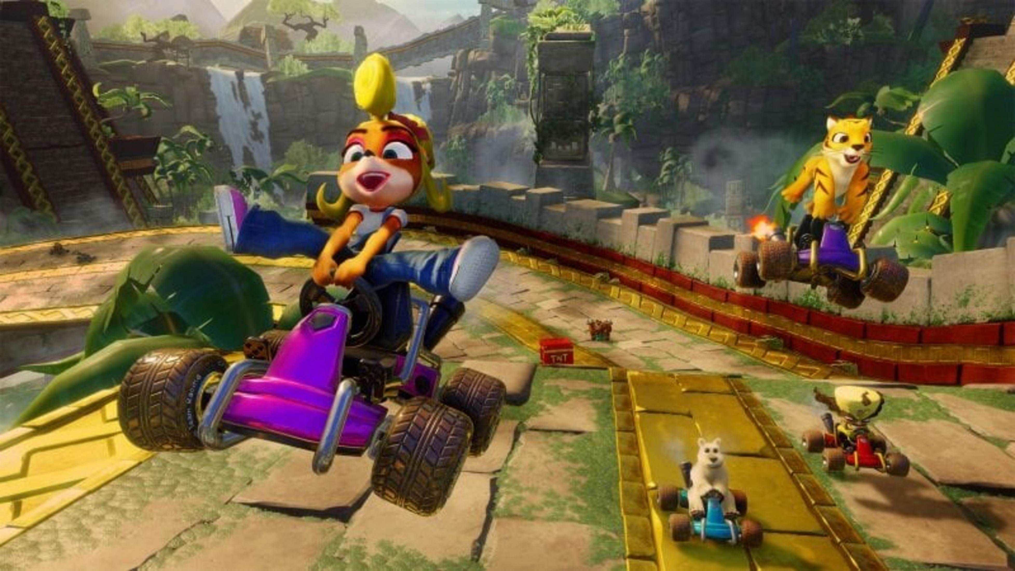 Scena wyścigu gokartowego z postaciami z kreskówek. Coco prowadzi fioletowy gokart. Inni zawodnicy to tygrys i pies.