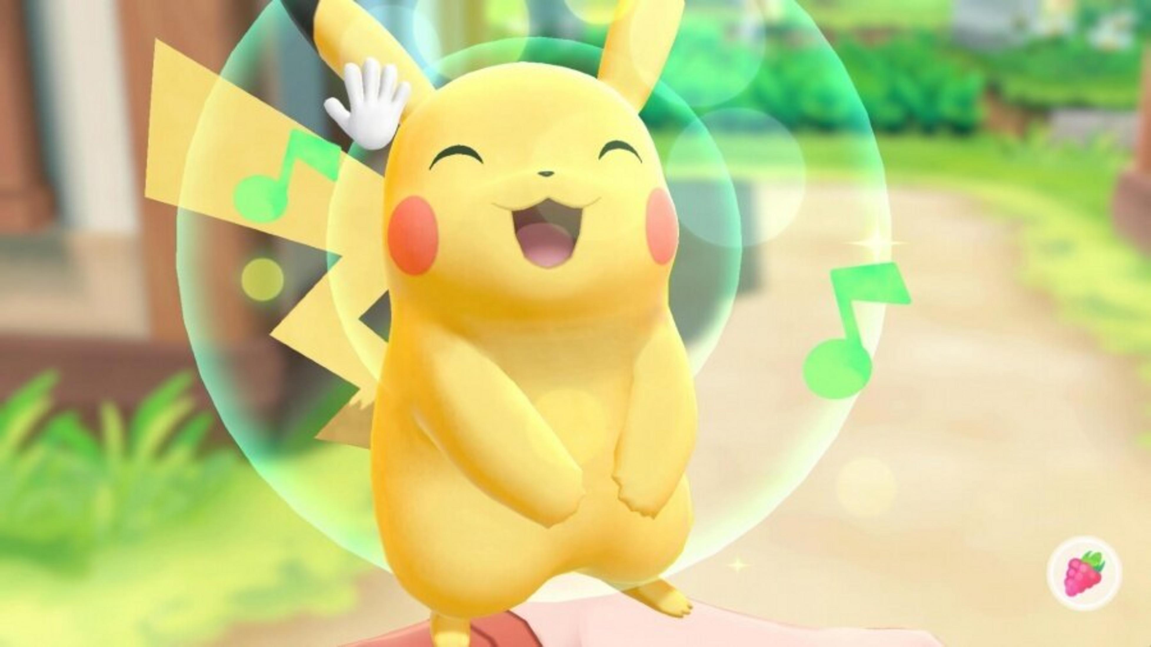 Pikachu sorride, con note musicali e una mano che saluta. Lo sfondo ha una scena cittadina sfocata. Anche l'icona della bacca è visibile.