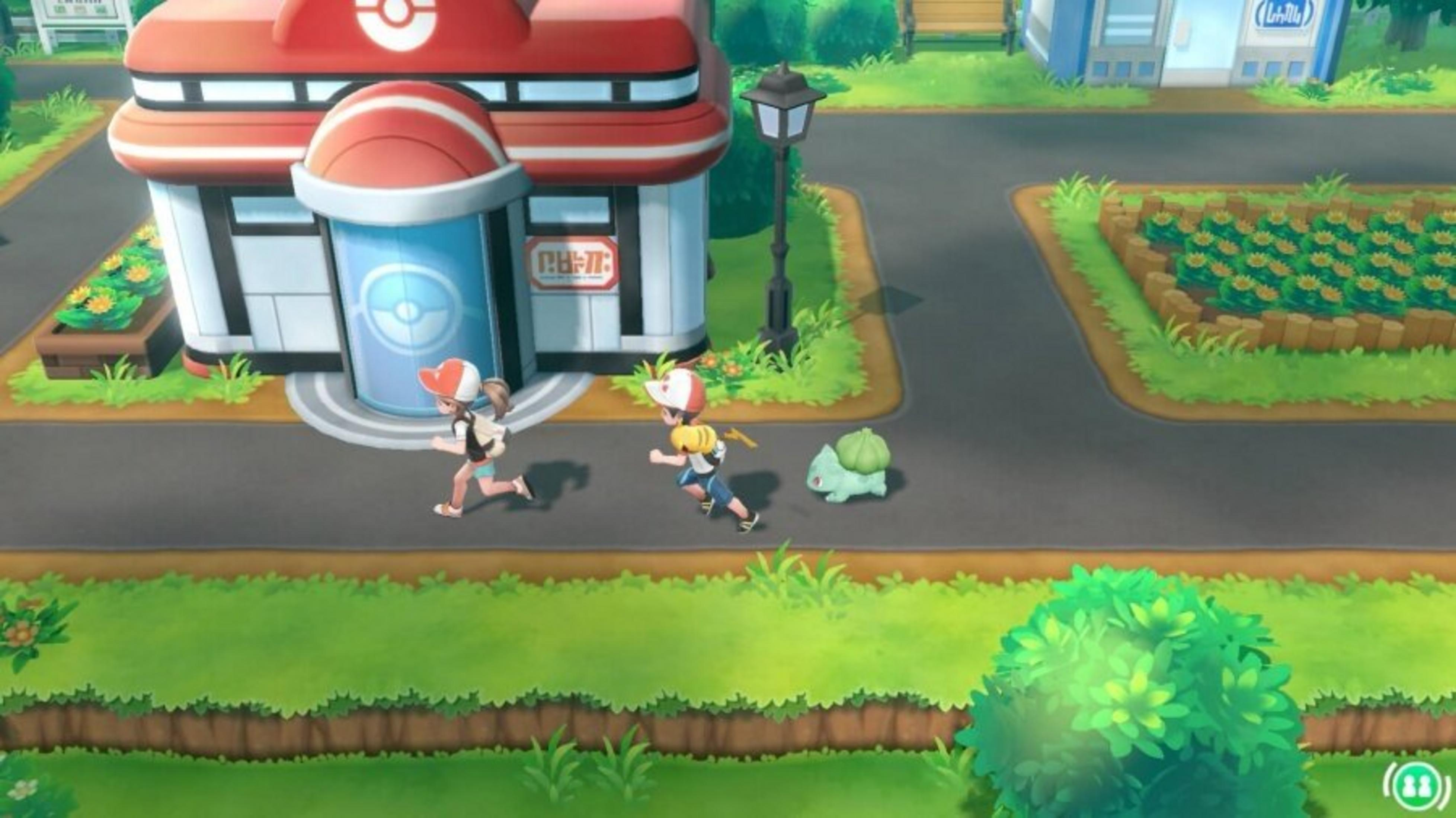 Due bambini corrono verso un edificio con il logo Pokemon, seguiti da Bulbasaur. Un giardino è a destra.