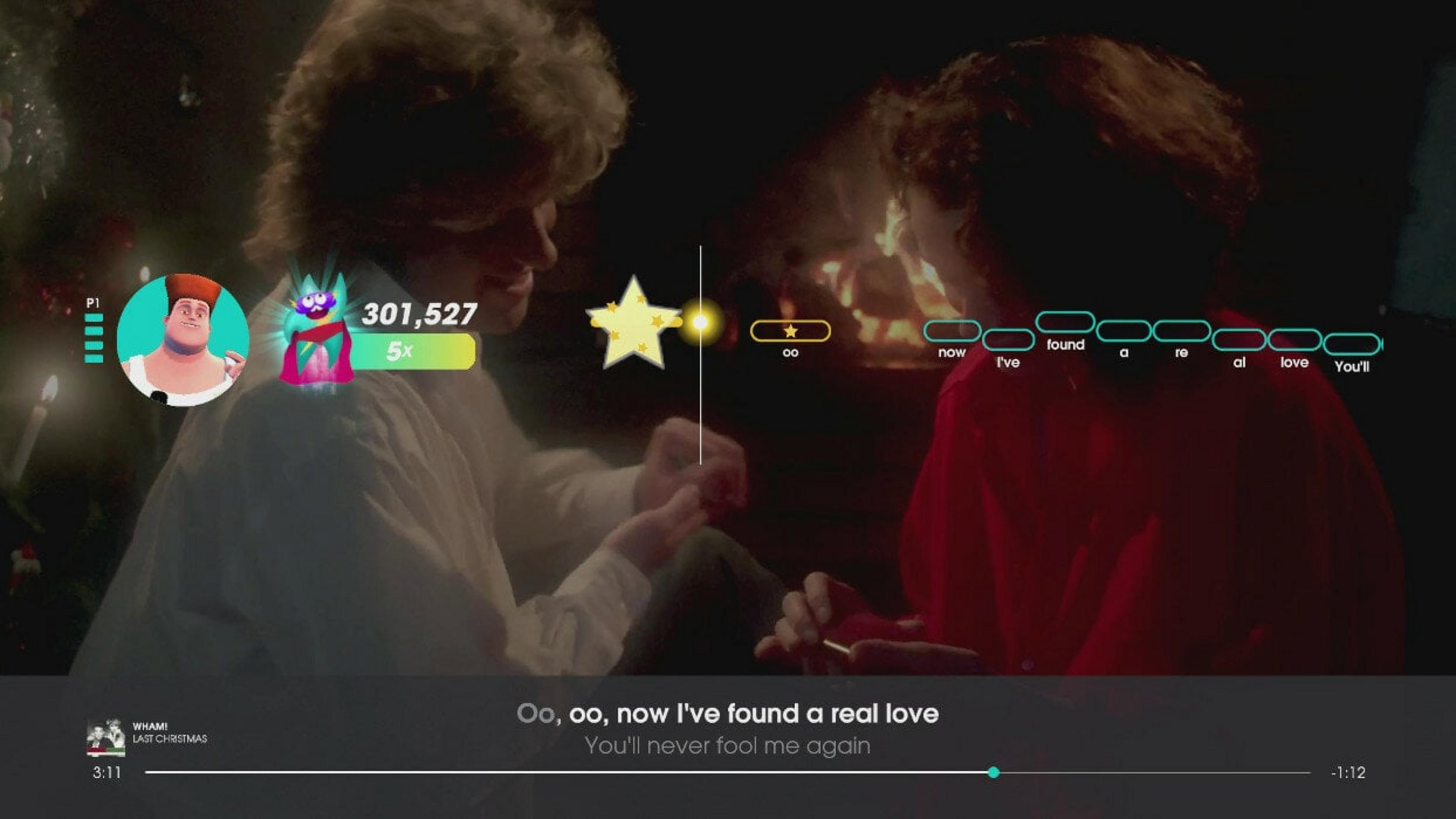 Ekran gry karaoke. Dwie osoby śpiewają. Tekst pokazuje teksty i wyniki. Awatar z kreskówek jest po lewej stronie.