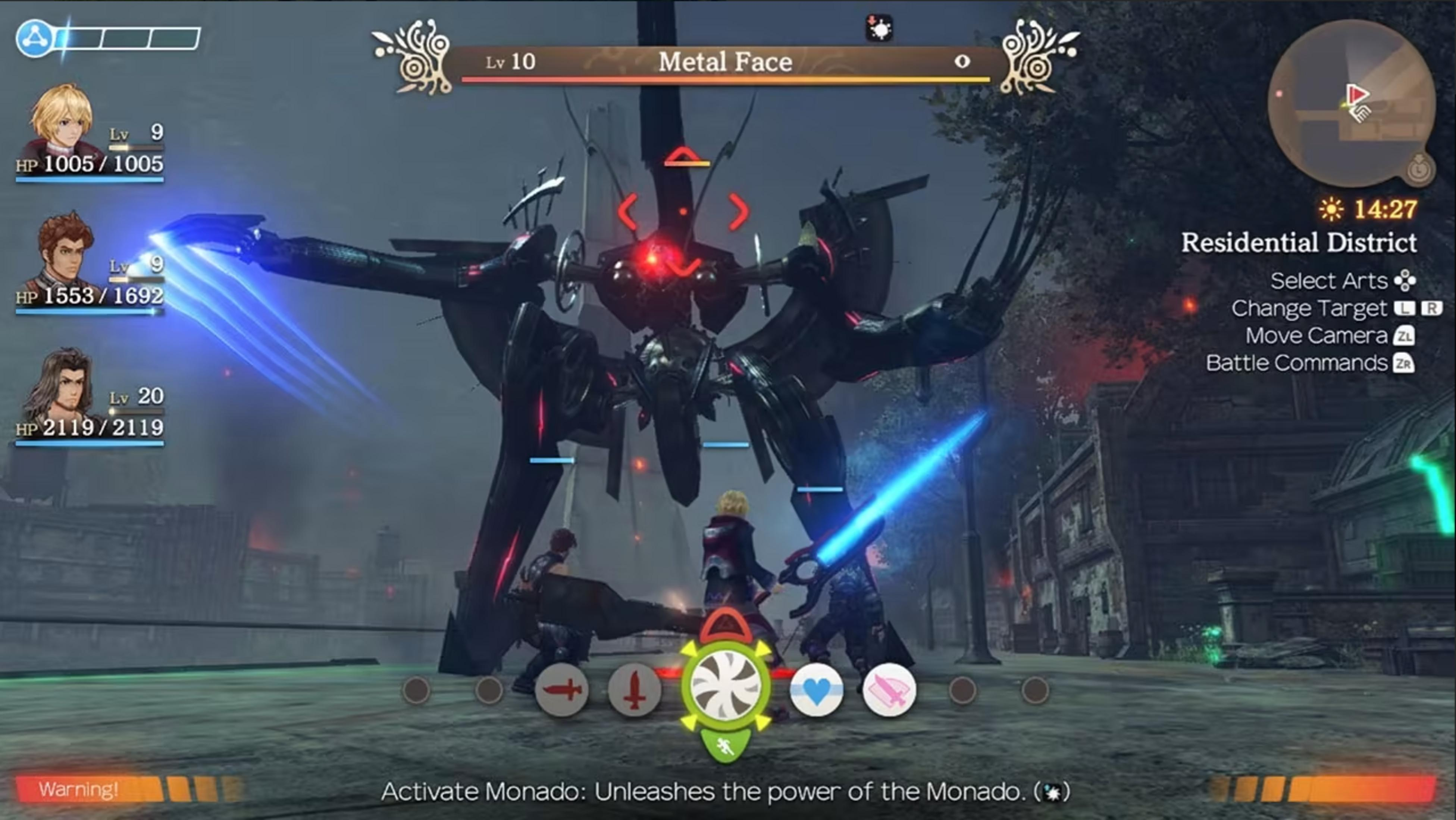 Una scena di videogioco. I personaggi combattono contro un grande nemico meccanico. Gli elementi dell'interfaccia mostrano salute e azioni.