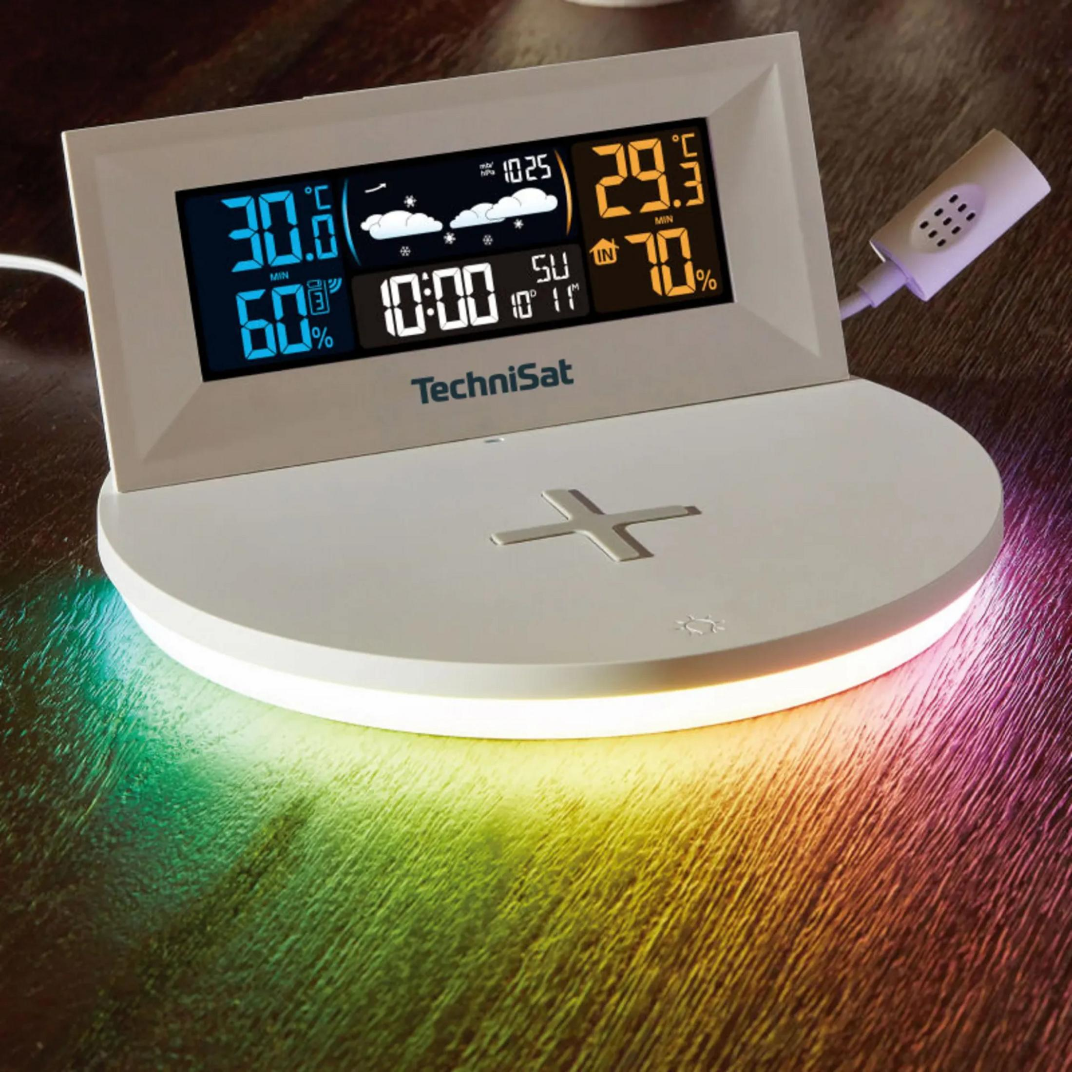 Biała stacja pogodowa z cyfrowym wyświetlaczem pokazującym temperaturę, godzinę i wilgotność. Podstawa ma kolorowe oświetlenie.