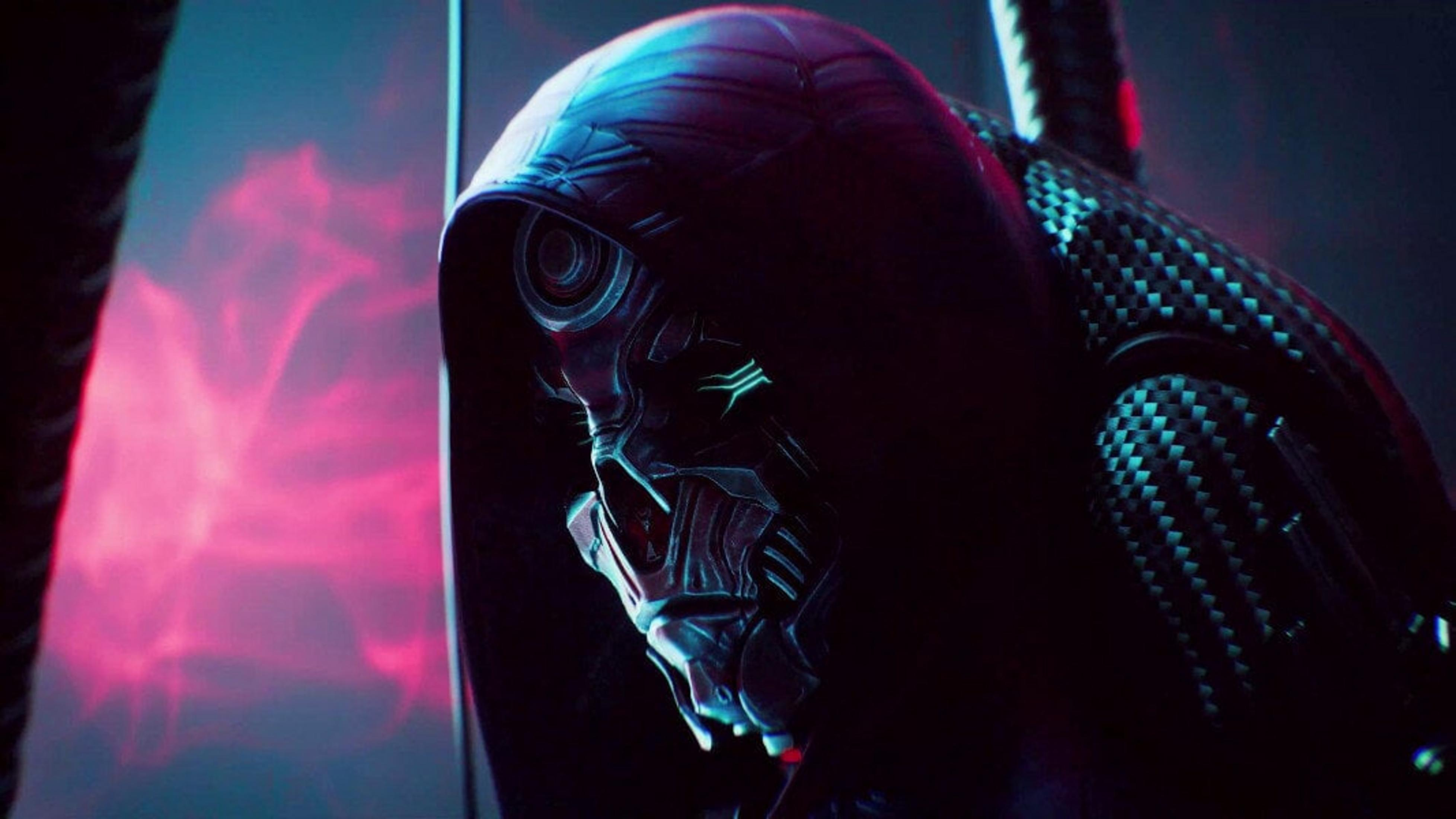 Zbliżenie futurystycznej postaci w ciemnym kapturze. Czerwone i niebieskie oświetlenie tworzy dramatyczny efekt.